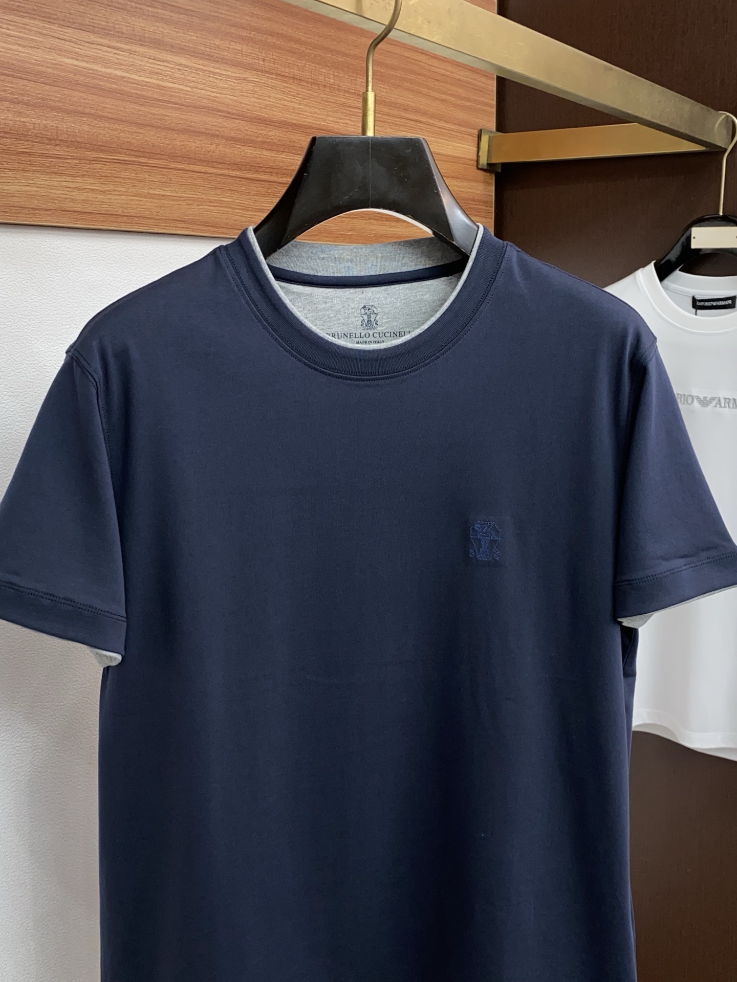 BC 26SS早春短袖T恤甄选软糯亲肤100支丝光棉面料制成，标准版圆领短袖裁剪，更适合日常穿着。简约不