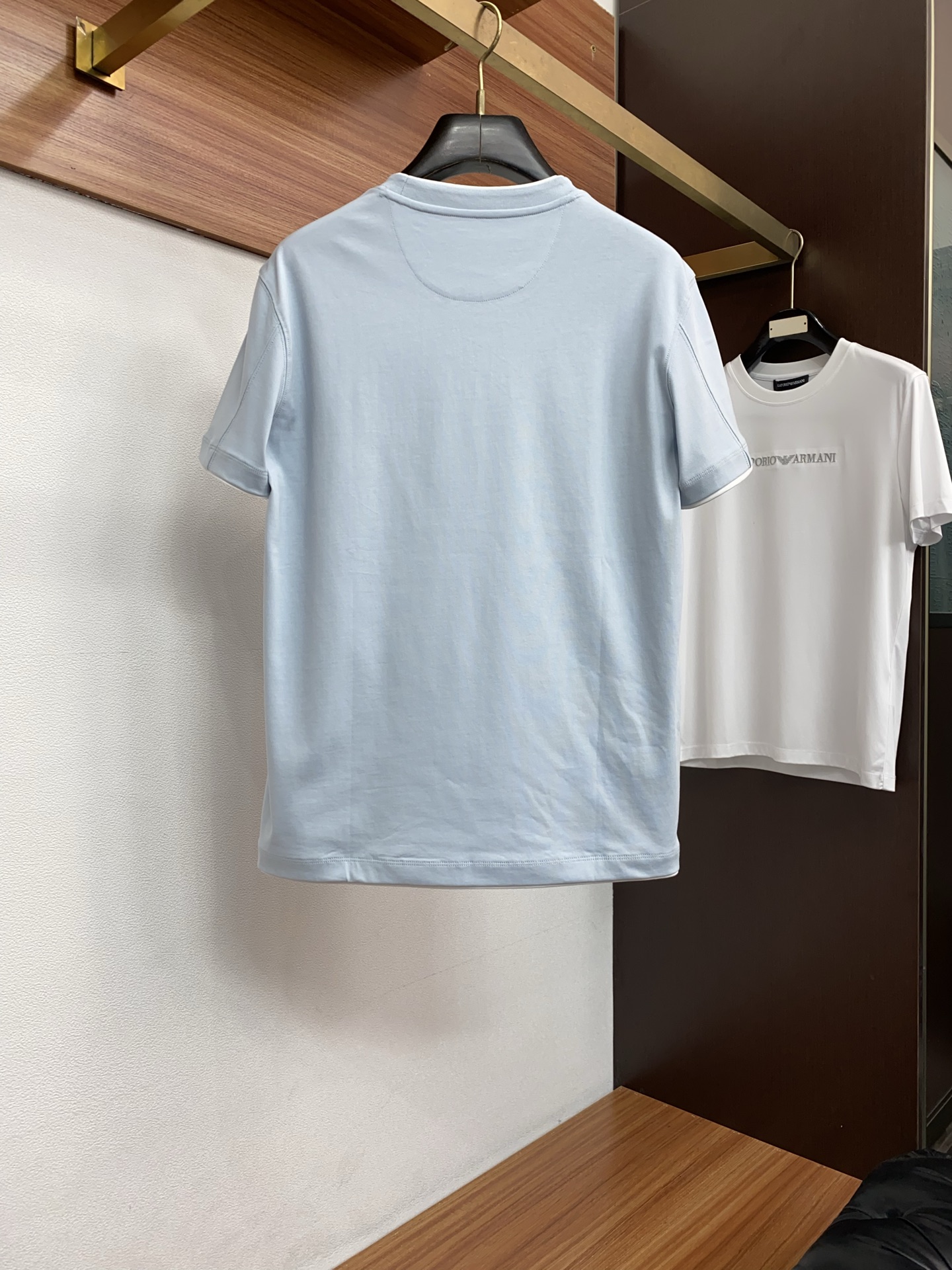 BC 26SS早春短袖T恤甄选软糯亲肤100支丝光棉面料制成，标准版圆领短袖裁剪，更适合日常穿着。简约不