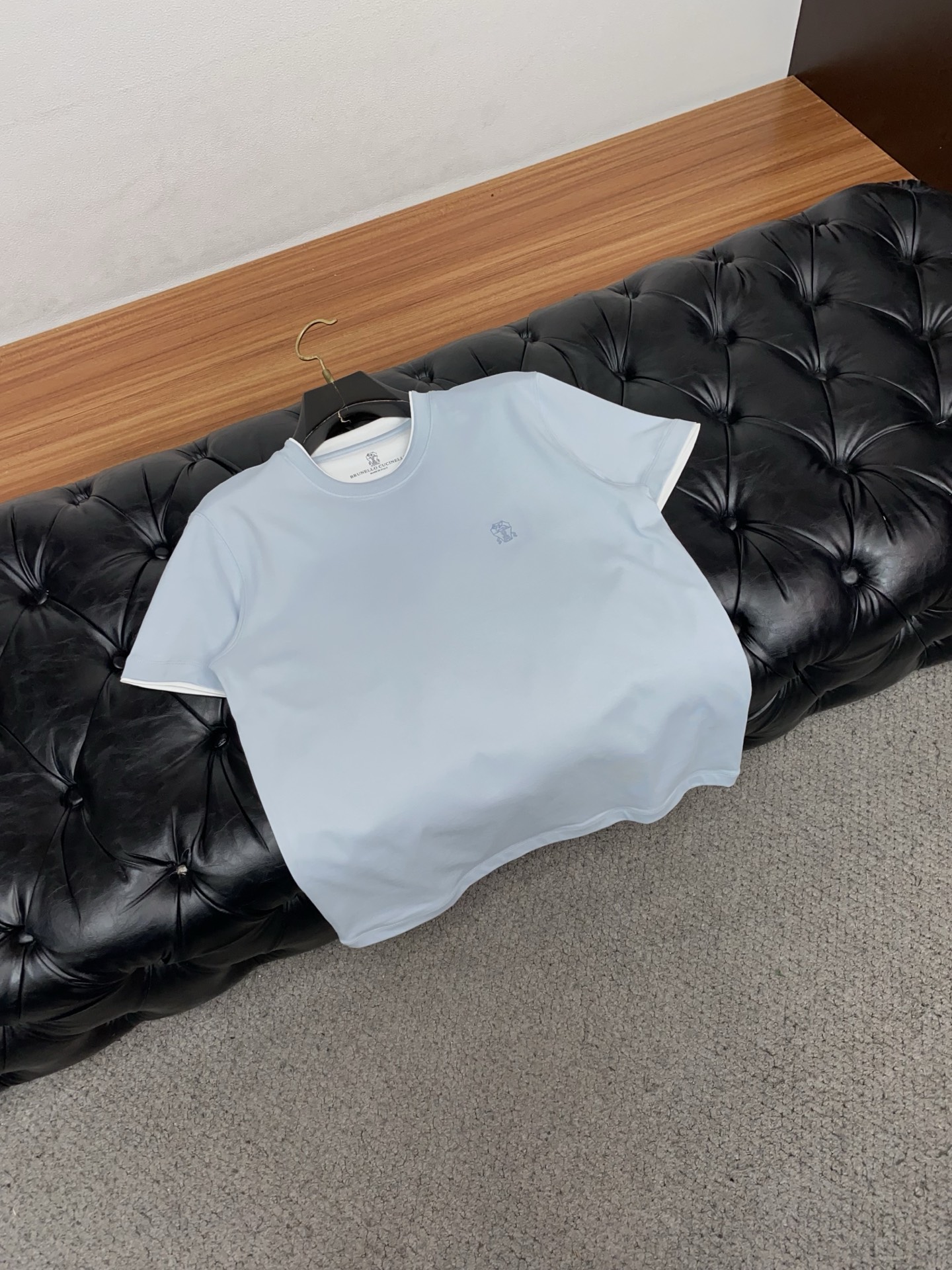 BC 26SS早春短袖T恤甄选软糯亲肤100支丝光棉面料制成，标准版圆领短袖裁剪，更适合日常穿着。简约不