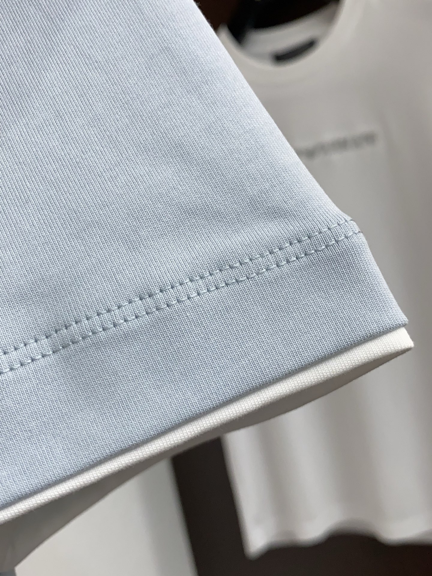 BC 26SS早春短袖T恤甄选软糯亲肤100支丝光棉面料制成，标准版圆领短袖裁剪，更适合日常穿着。简约不