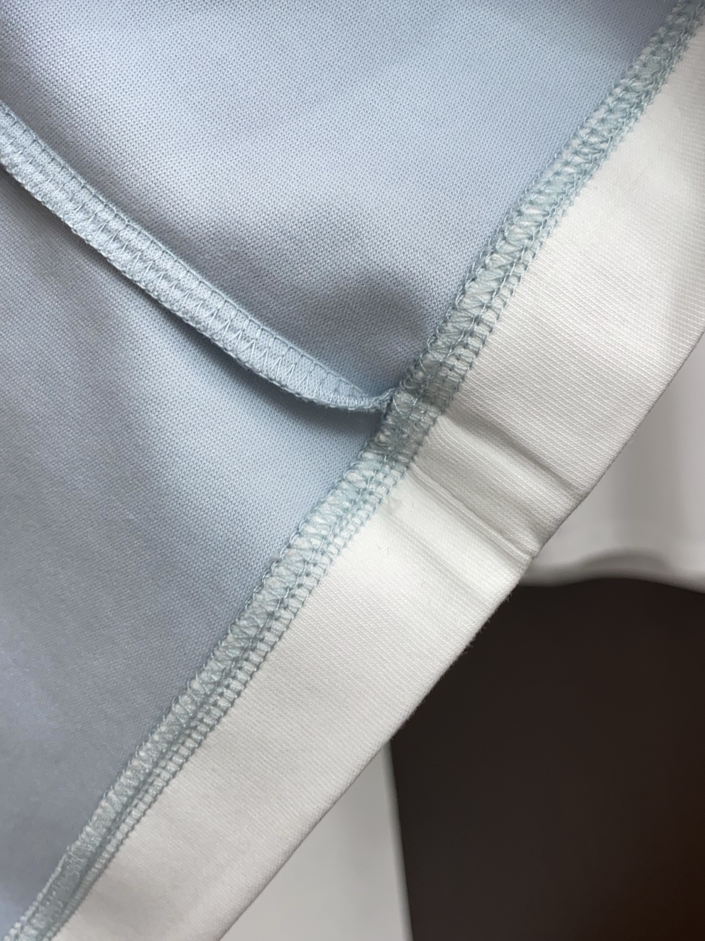 BC 26SS早春短袖T恤甄选软糯亲肤100支丝光棉面料制成，标准版圆领短袖裁剪，更适合日常穿着。简约不