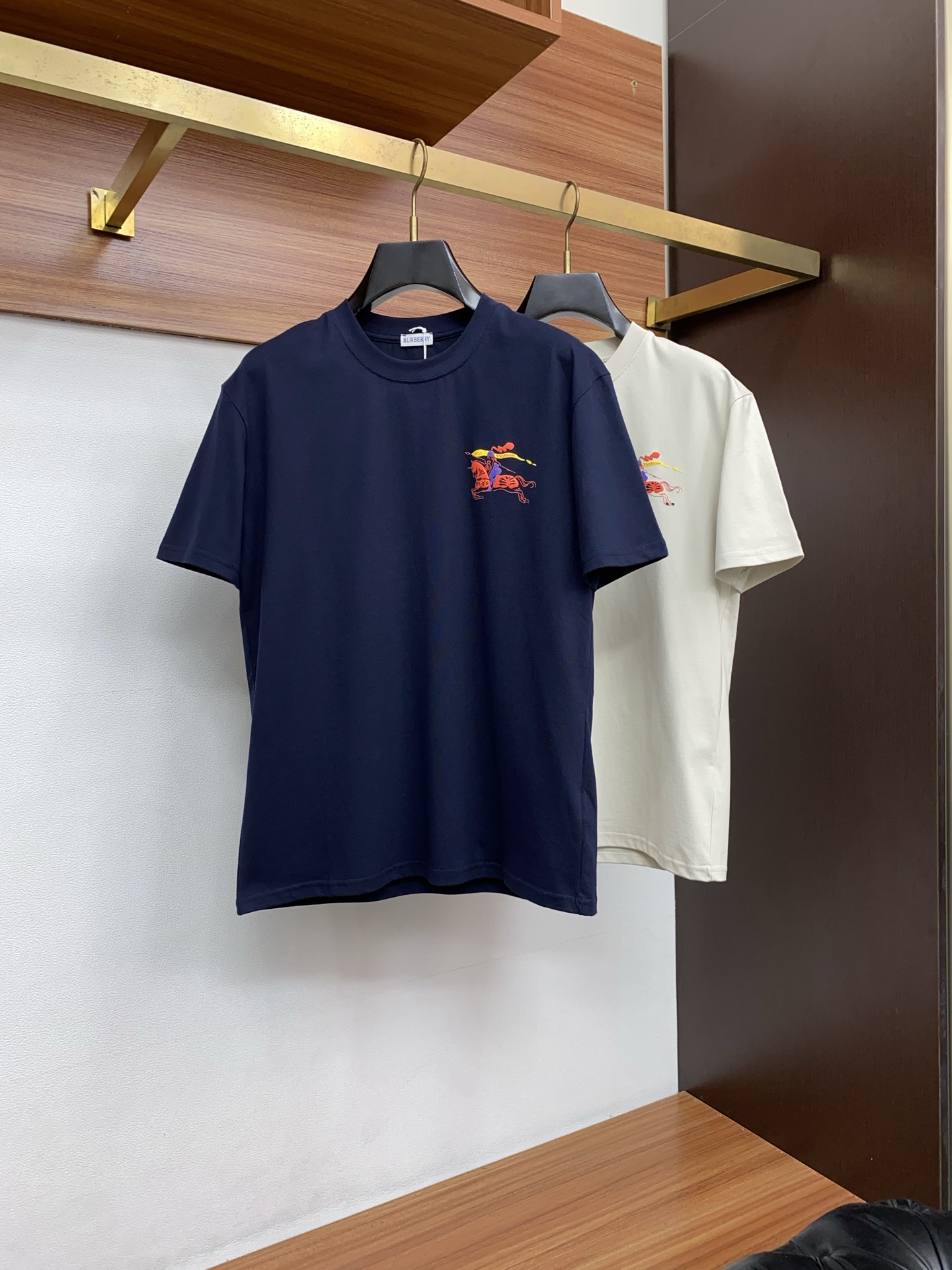 巴宝莉 26SS春夏新款 纯棉质圆领短袖 男士基础款纯白专柜短袖T恤衫！贸易公司渠道稀出，同步官网发售！