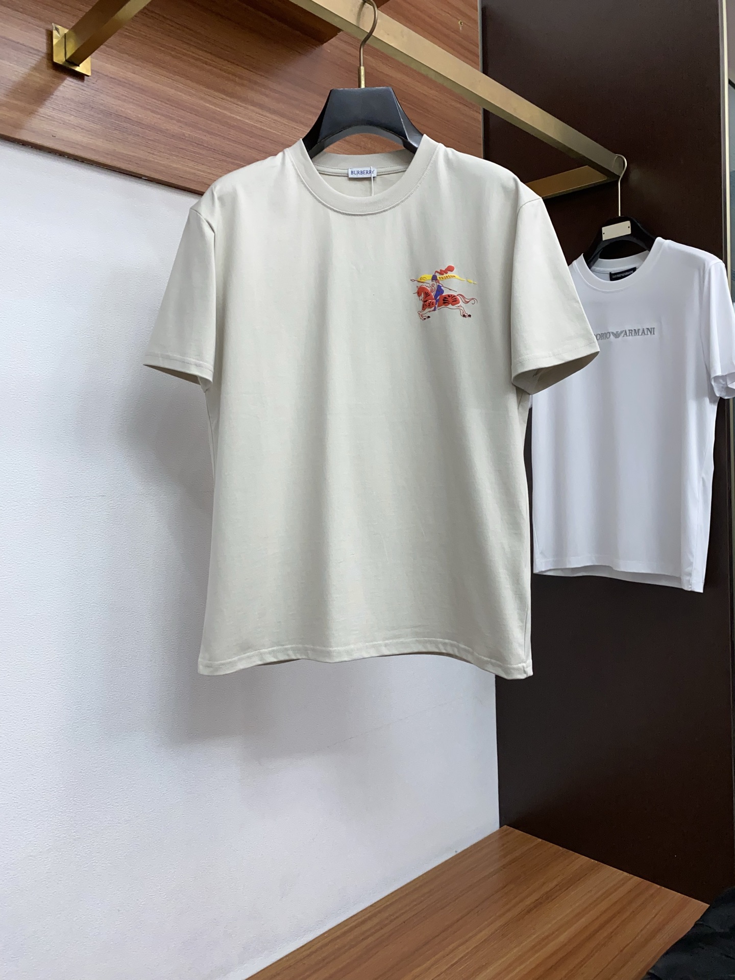 巴宝莉 26SS春夏新款 纯棉质圆领短袖 男士基础款纯白专柜短袖T恤衫！贸易公司渠道稀出，同步官网发售！