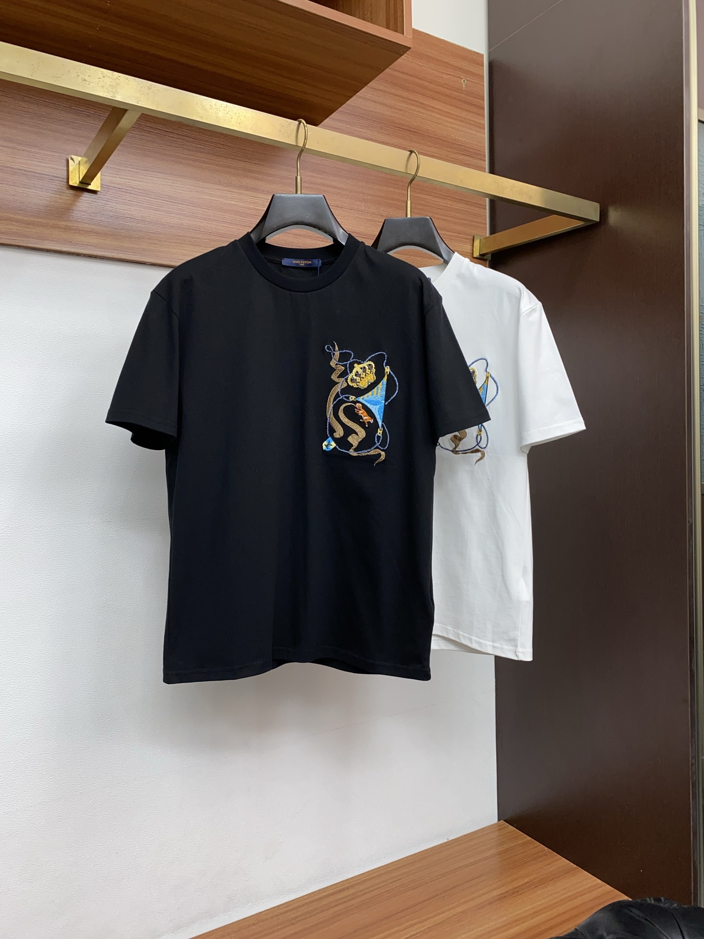 1v 路易威登 26SS春夏新款 纯棉质圆领短袖 男士基础款纯白专柜短袖T恤衫！贸易公司渠道稀出，同步官