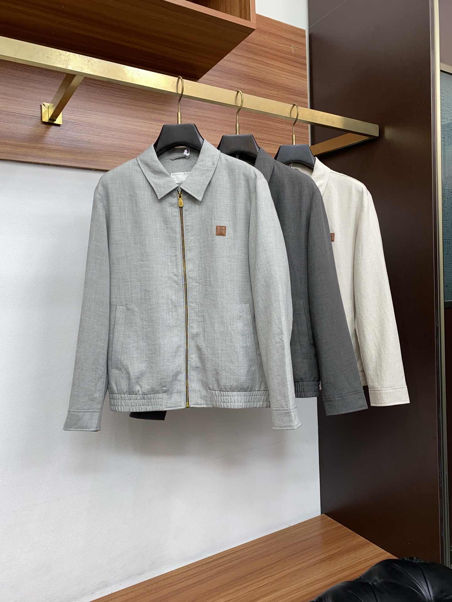Loro piana 诺优翩雅 2026新款男士定制翻领商务休闲夹克外套。穿上简约干练的休闲外套，又是活