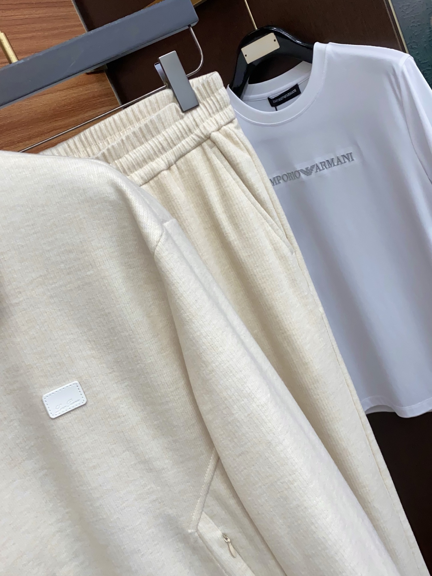 /套 Loro Piana诺悠偏雅 2026新款男士休闲定制夹克外套套装 穿上简约干练的翻领休闲外套，又