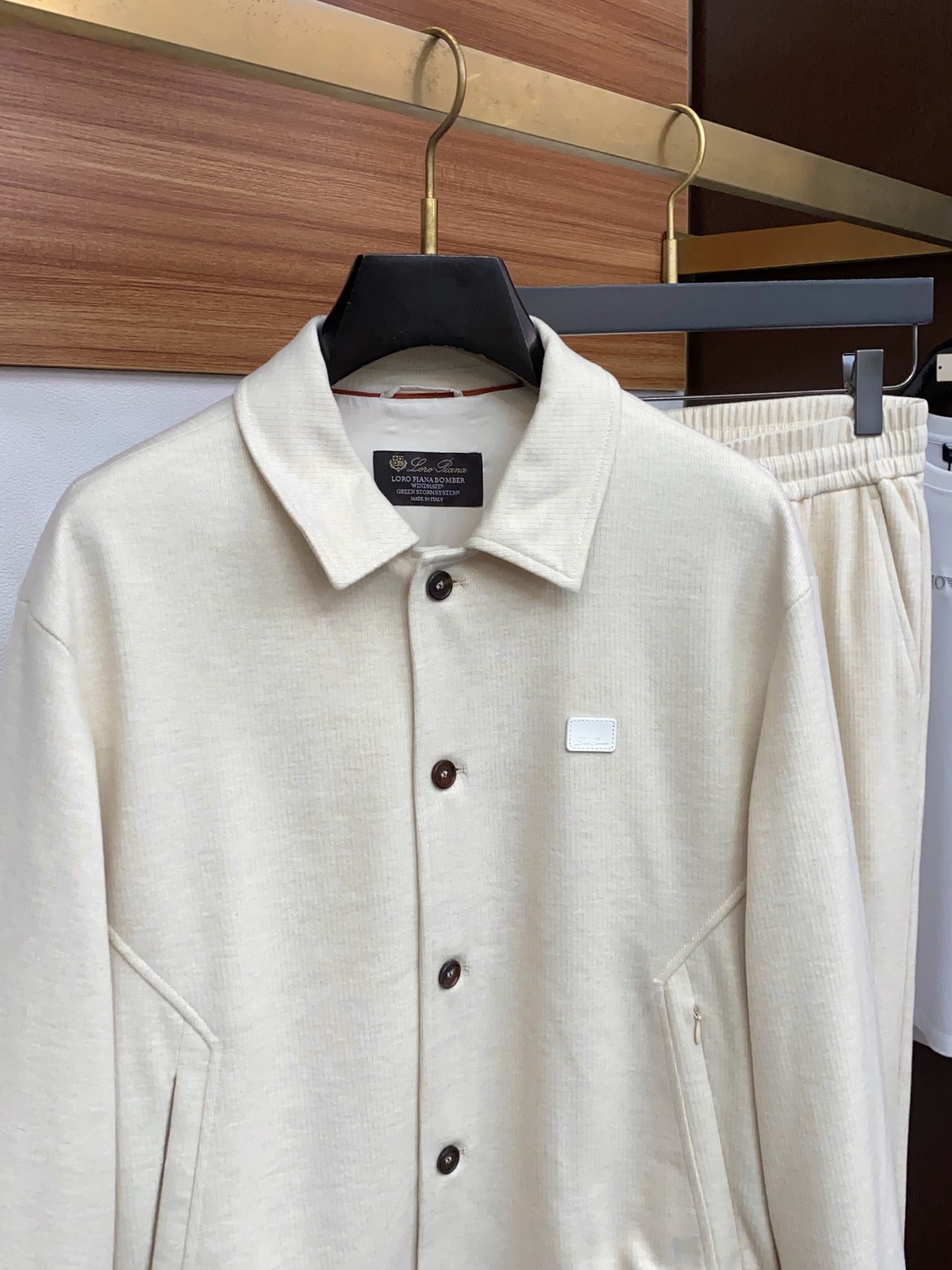 /套 Loro Piana诺悠偏雅 2026新款男士休闲定制夹克外套套装 穿上简约干练的翻领休闲外套，又