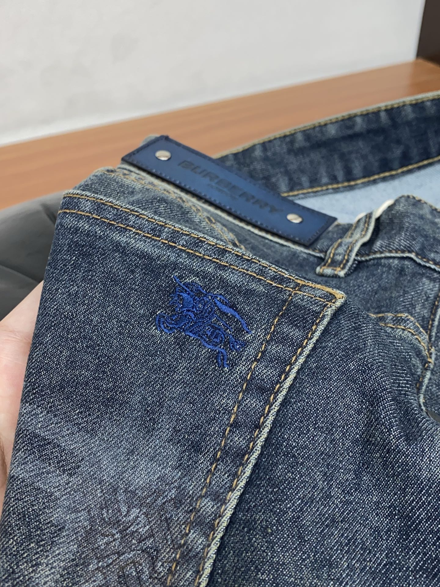 巴宝莉 2026ss春夏新款修身小直筒牛仔裤 完美洗水工艺 定制顶级五金logo 独家定制微弹面料 码数