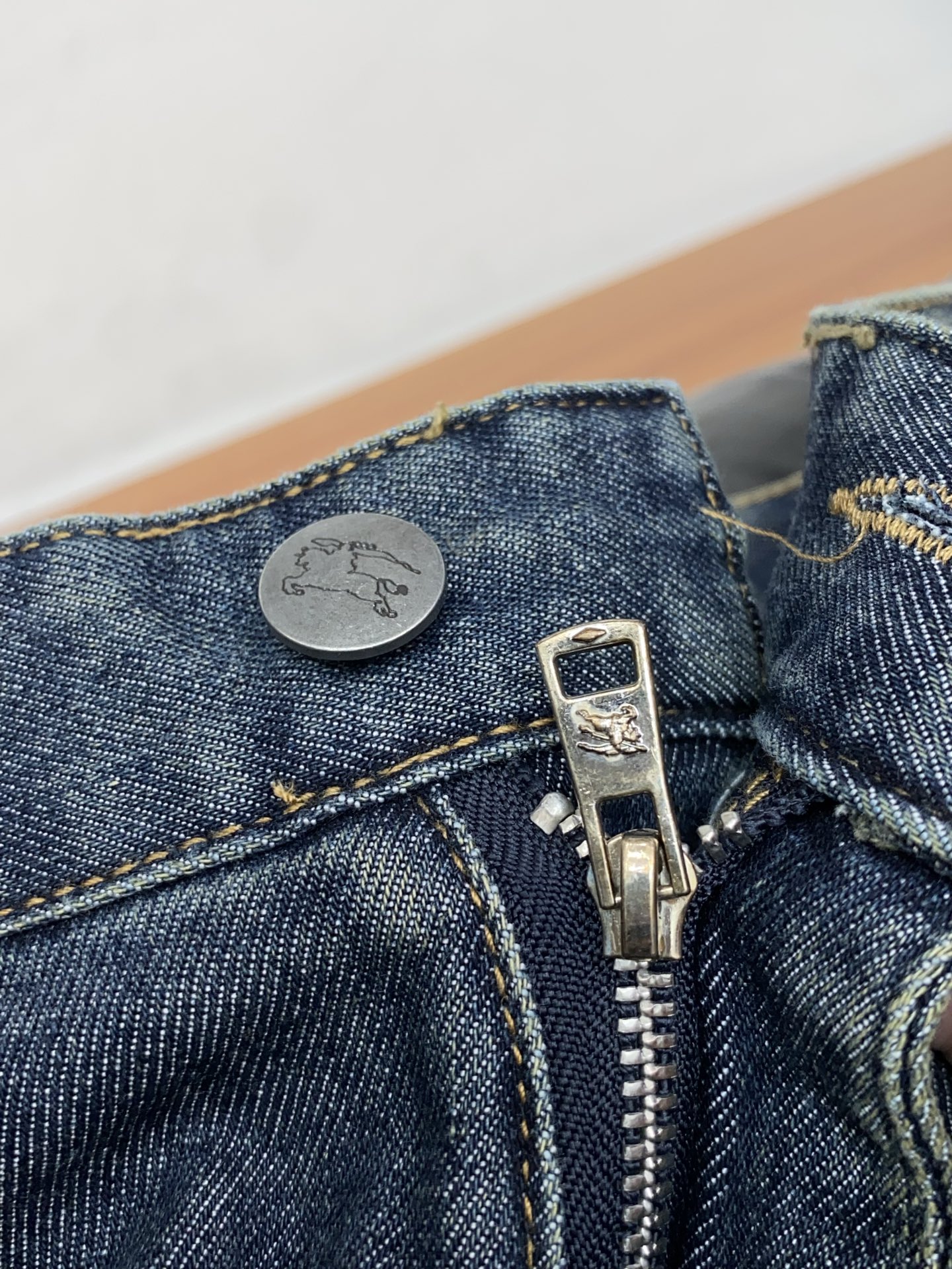 巴宝莉 2026ss春夏新款修身小直筒牛仔裤 完美洗水工艺 定制顶级五金logo 独家定制微弹面料 码数