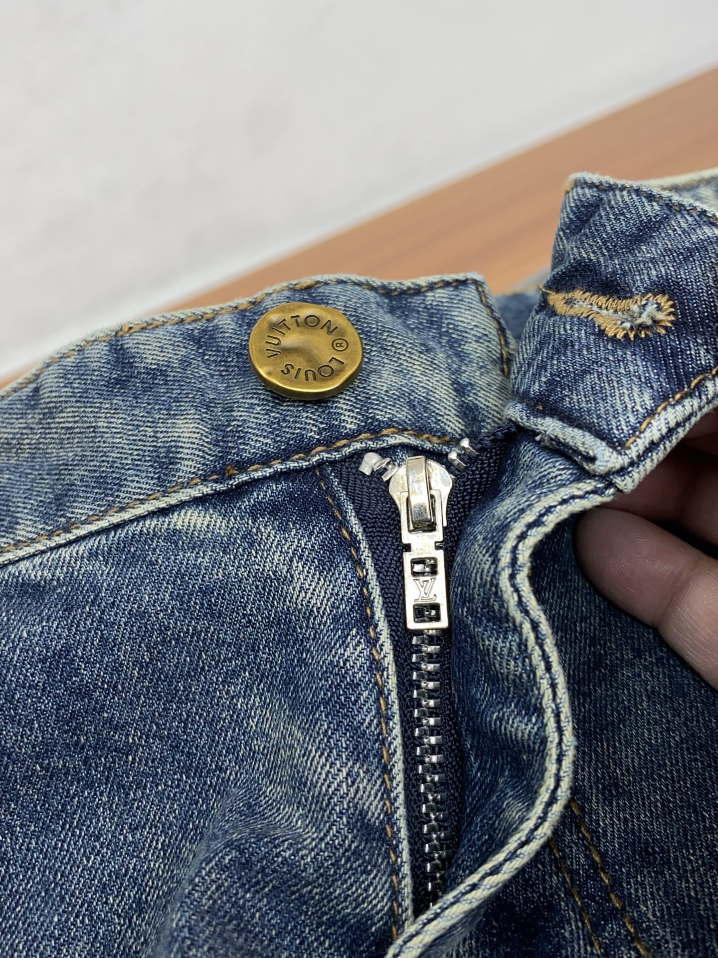 1v路易威登 2026ss春夏新款修身小直筒牛仔裤 完美洗水工艺 定制顶级五金logo 独家定制微弹面料
