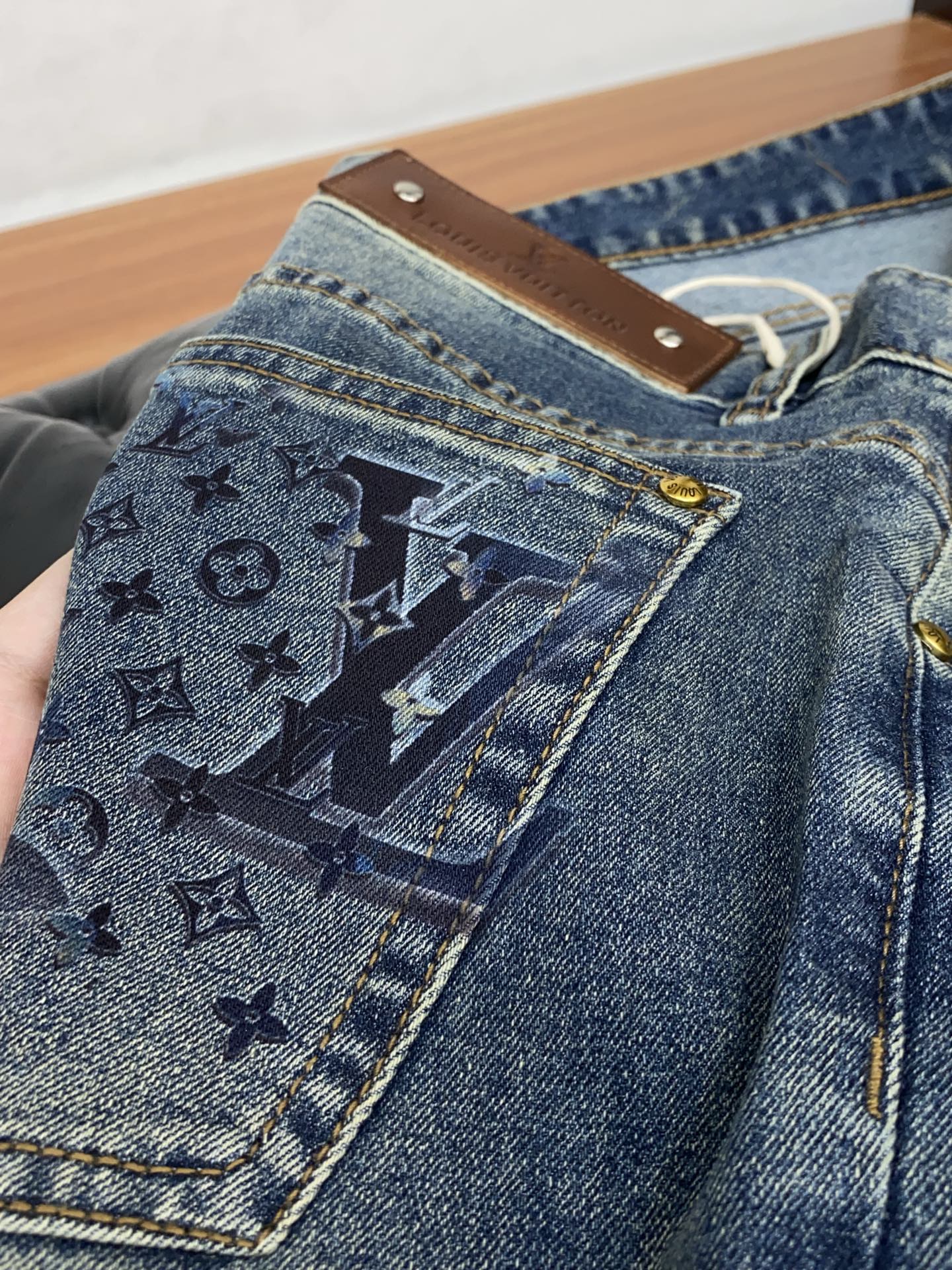 1v路易威登 2026ss春夏新款修身小直筒牛仔裤 完美洗水工艺 定制顶级五金logo 独家定制微弹面料