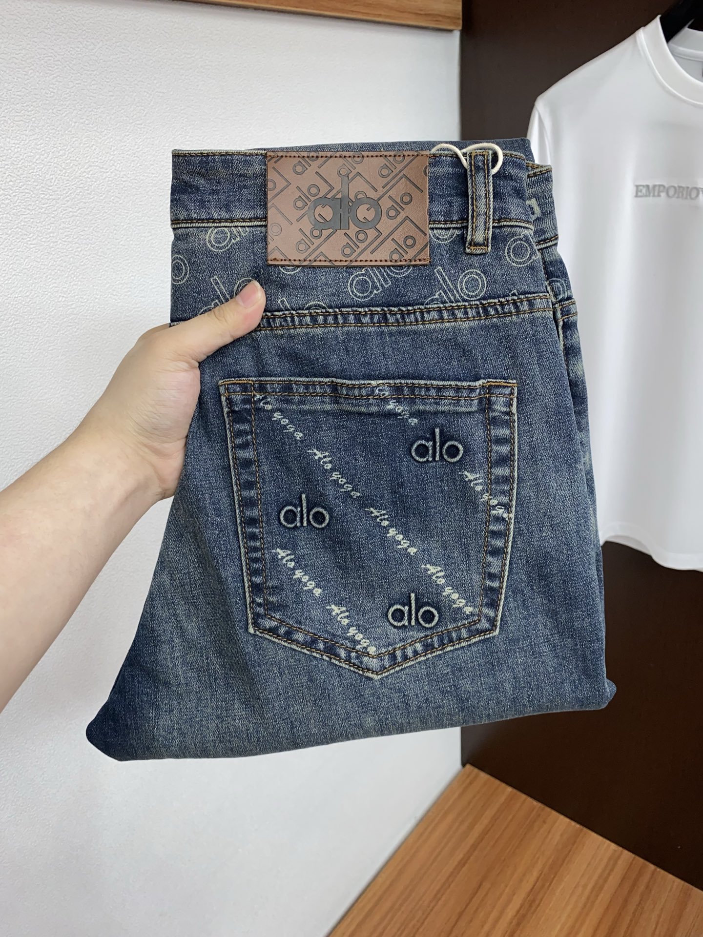 alo 2026ss春夏新款修身小直筒牛仔裤 完美洗水工艺 定制顶级五金logo 独家定制微弹面料 码数