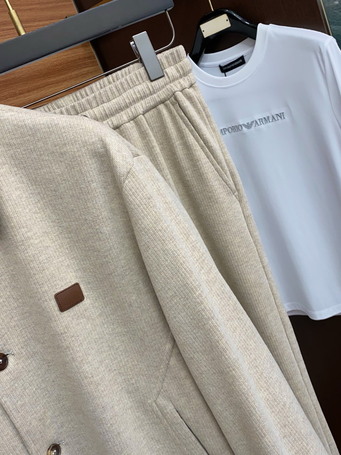 /套 Loro Piana诺悠偏雅 2026新款男士休闲定制夹克外套套装 穿上简约干练的翻领休闲外套，又