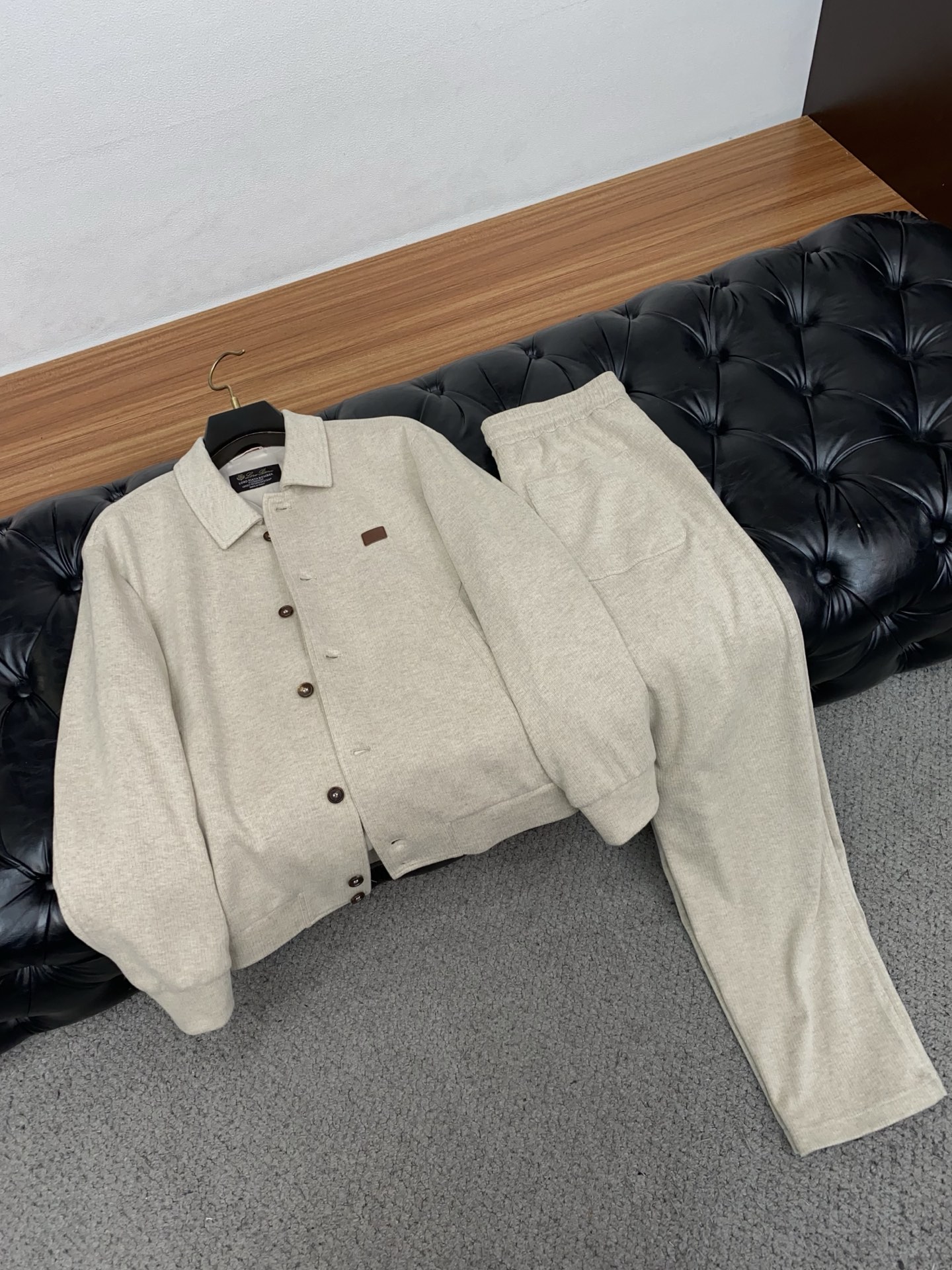 /套 Loro Piana诺悠偏雅 2026新款男士休闲定制夹克外套套装 穿上简约干练的翻领休闲外套，又