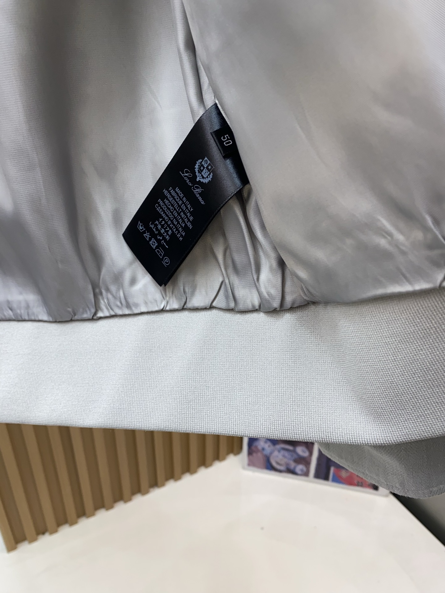 Loro piana 诺优翩雅 2026新款男士定制翻领商务休闲夹克外套。穿上简约干练的休闲外套，又是活