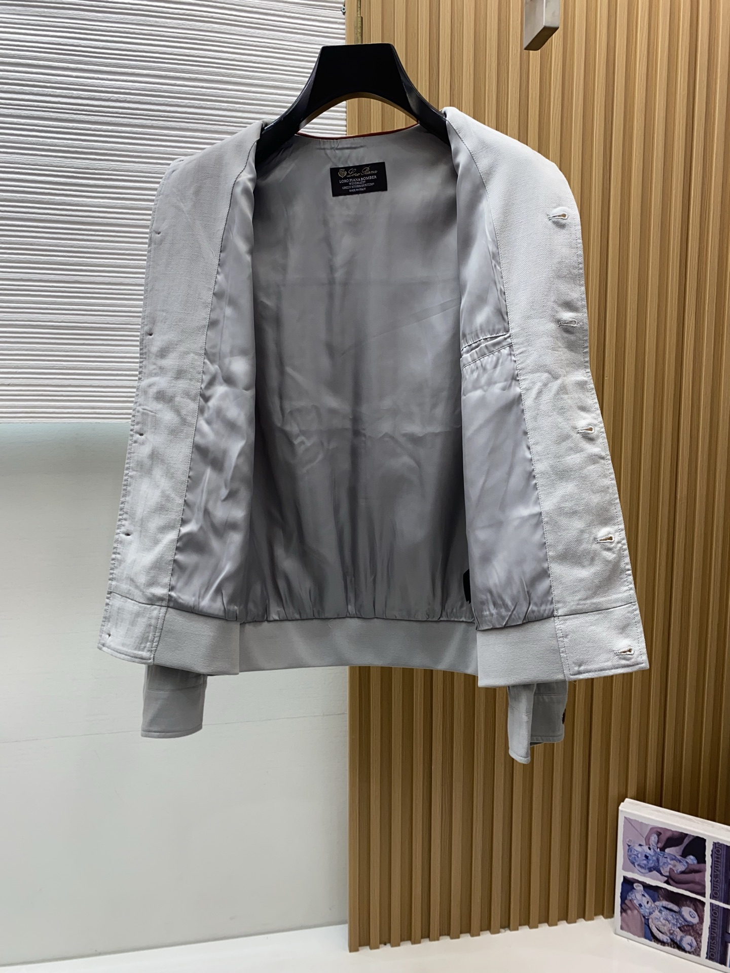 Loro piana 诺优翩雅 2026新款男士定制翻领商务休闲夹克外套。穿上简约干练的休闲外套，又是活