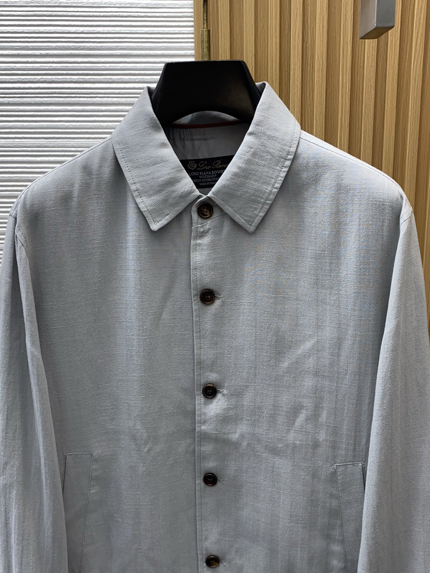 Loro piana 诺优翩雅 2026新款男士定制翻领商务休闲夹克外套。穿上简约干练的休闲外套，又是活