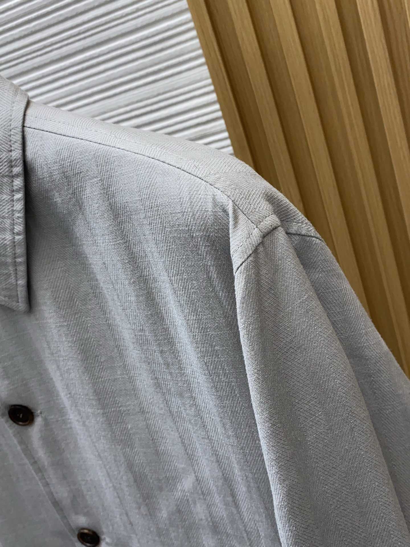 Loro piana 诺优翩雅 2026新款男士定制翻领商务休闲夹克外套。穿上简约干练的休闲外套，又是活