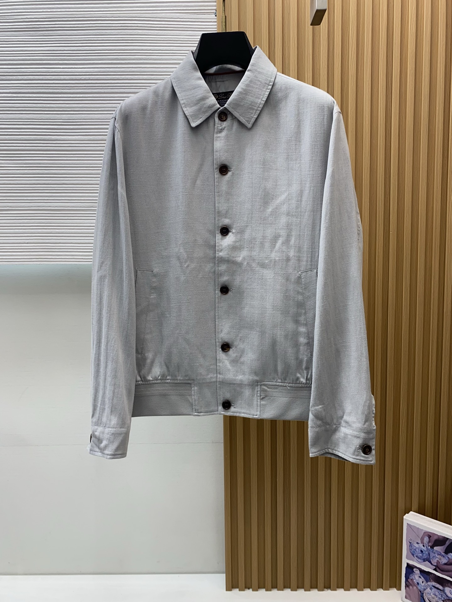 Loro piana 诺优翩雅 2026新款男士定制翻领商务休闲夹克外套。穿上简约干练的休闲外套，又是活