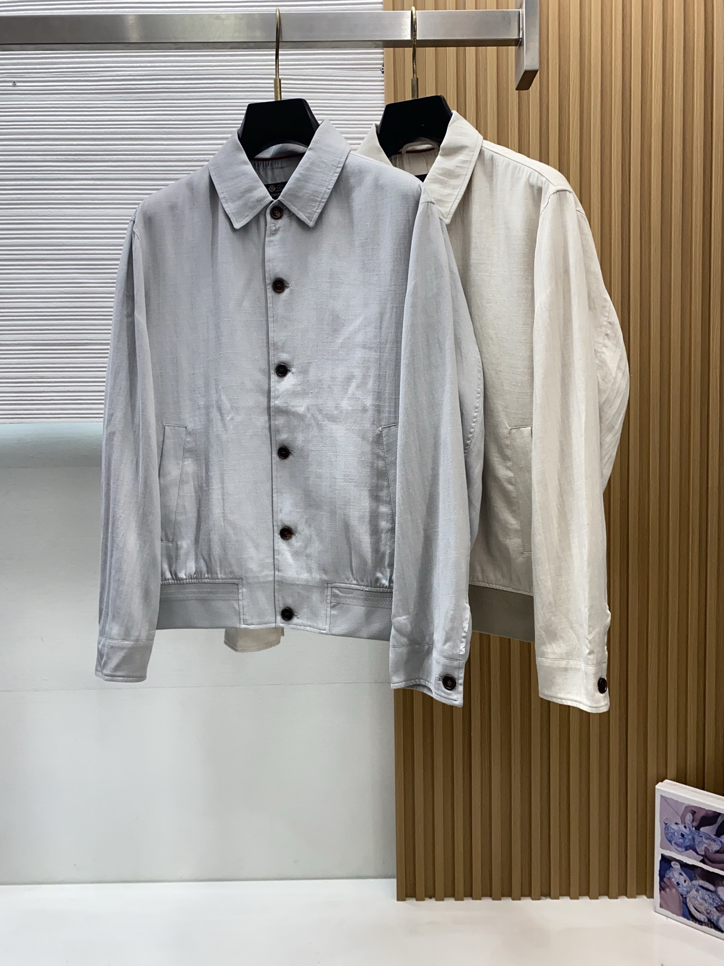 loro Piana 诺优翩雅 2026新款男士定制翻领商务休闲夹克外套。穿上简约干练的休闲外套，又是活