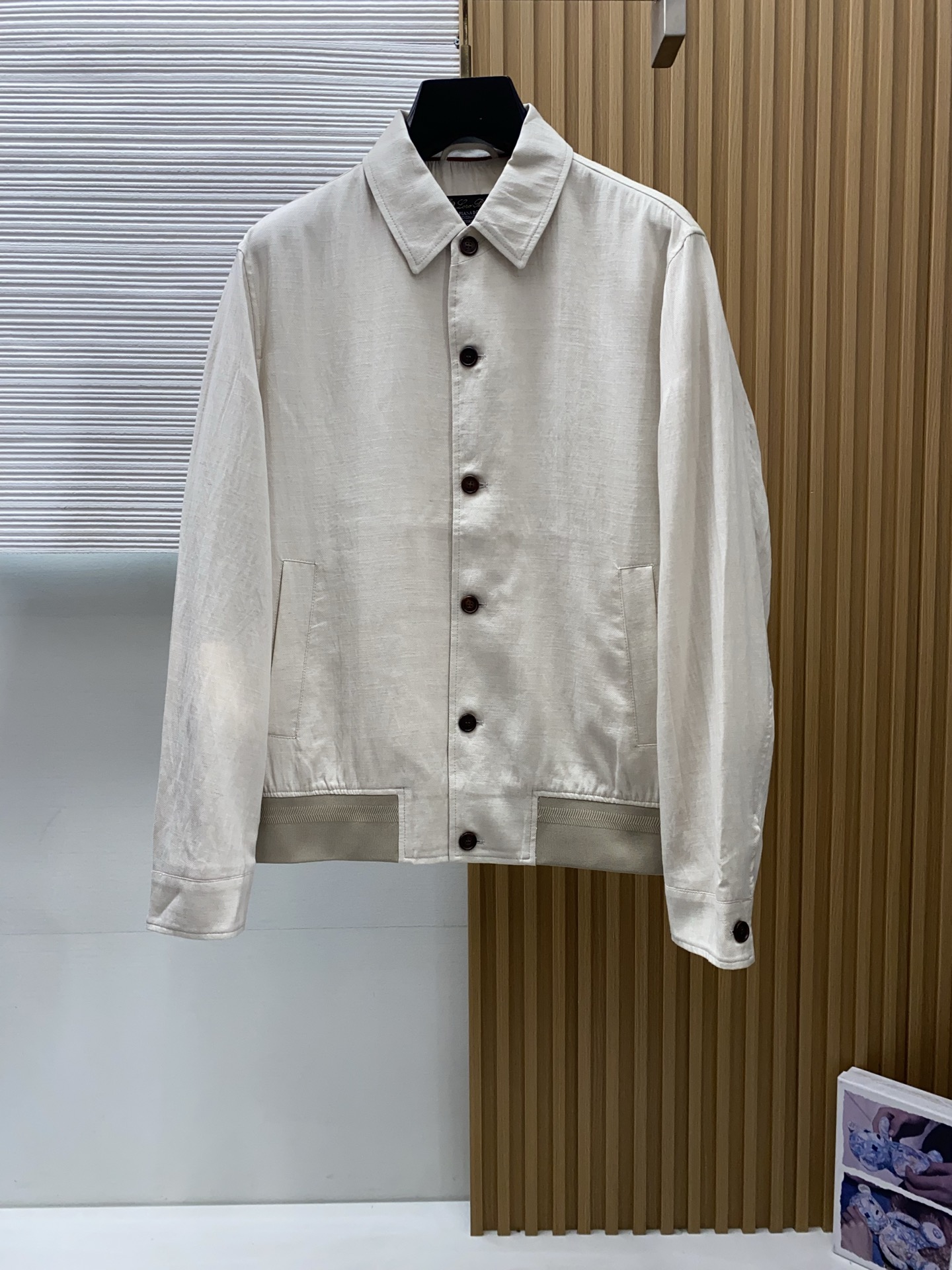 loro Piana 诺优翩雅 2026新款男士定制翻领商务休闲夹克外套。穿上简约干练的休闲外套，又是活