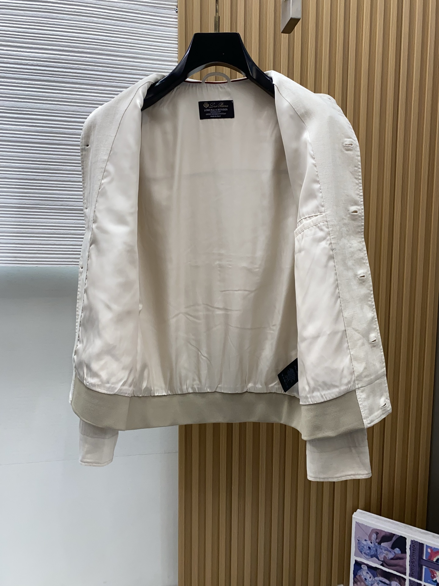 loro Piana 诺优翩雅 2026新款男士定制翻领商务休闲夹克外套。穿上简约干练的休闲外套，又是活