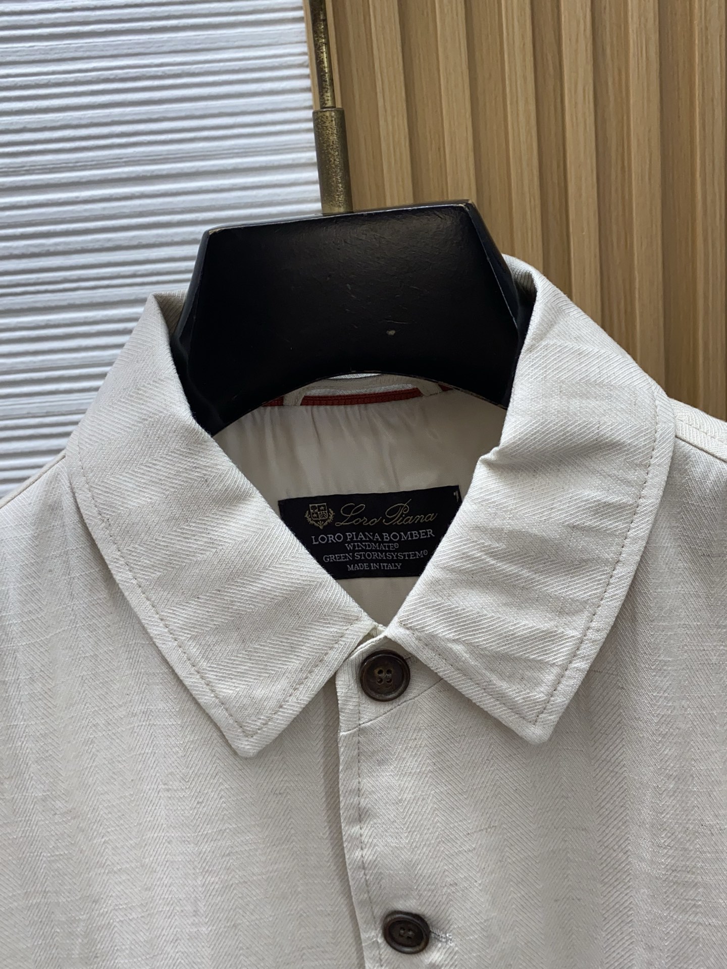 loro Piana 诺优翩雅 2026新款男士定制翻领商务休闲夹克外套。穿上简约干练的休闲外套，又是活