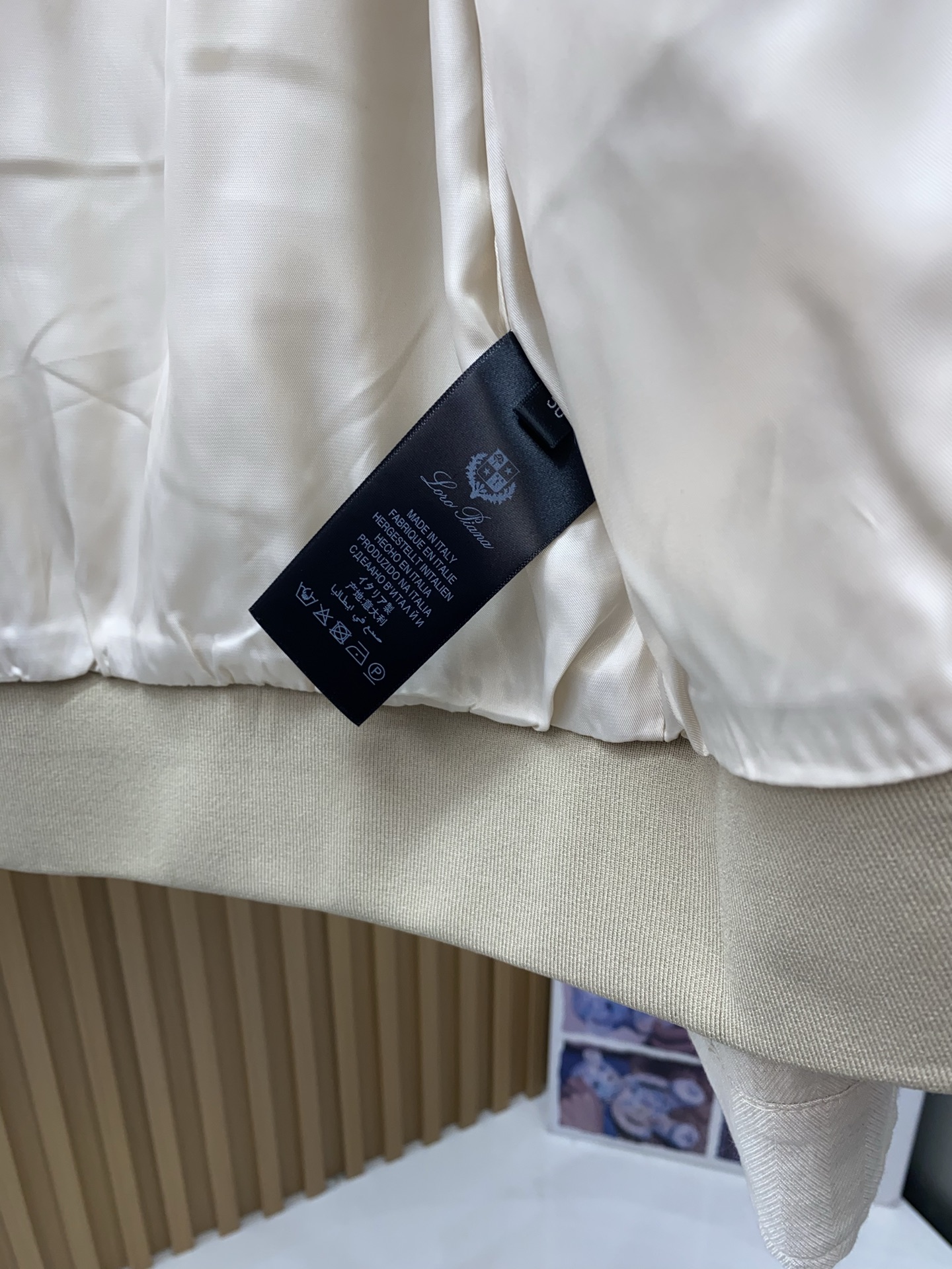 loro Piana 诺优翩雅 2026新款男士定制翻领商务休闲夹克外套。穿上简约干练的休闲外套，又是活