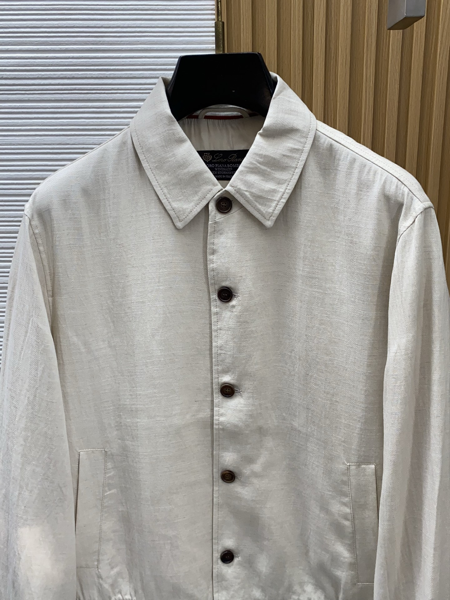 loro Piana 诺优翩雅 2026新款男士定制翻领商务休闲夹克外套。穿上简约干练的休闲外套，又是活