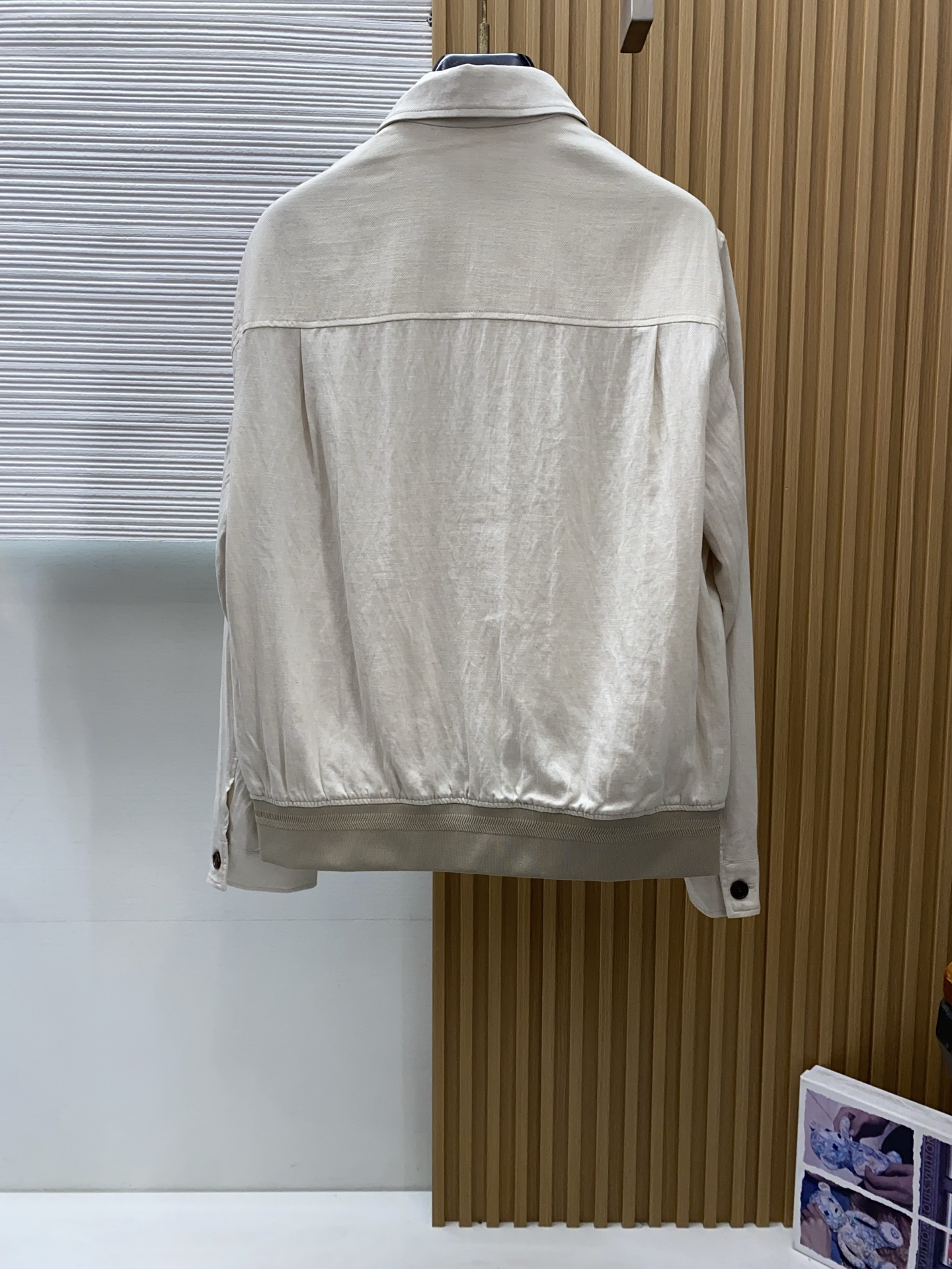 loro Piana 诺优翩雅 2026新款男士定制翻领商务休闲夹克外套。穿上简约干练的休闲外套，又是活