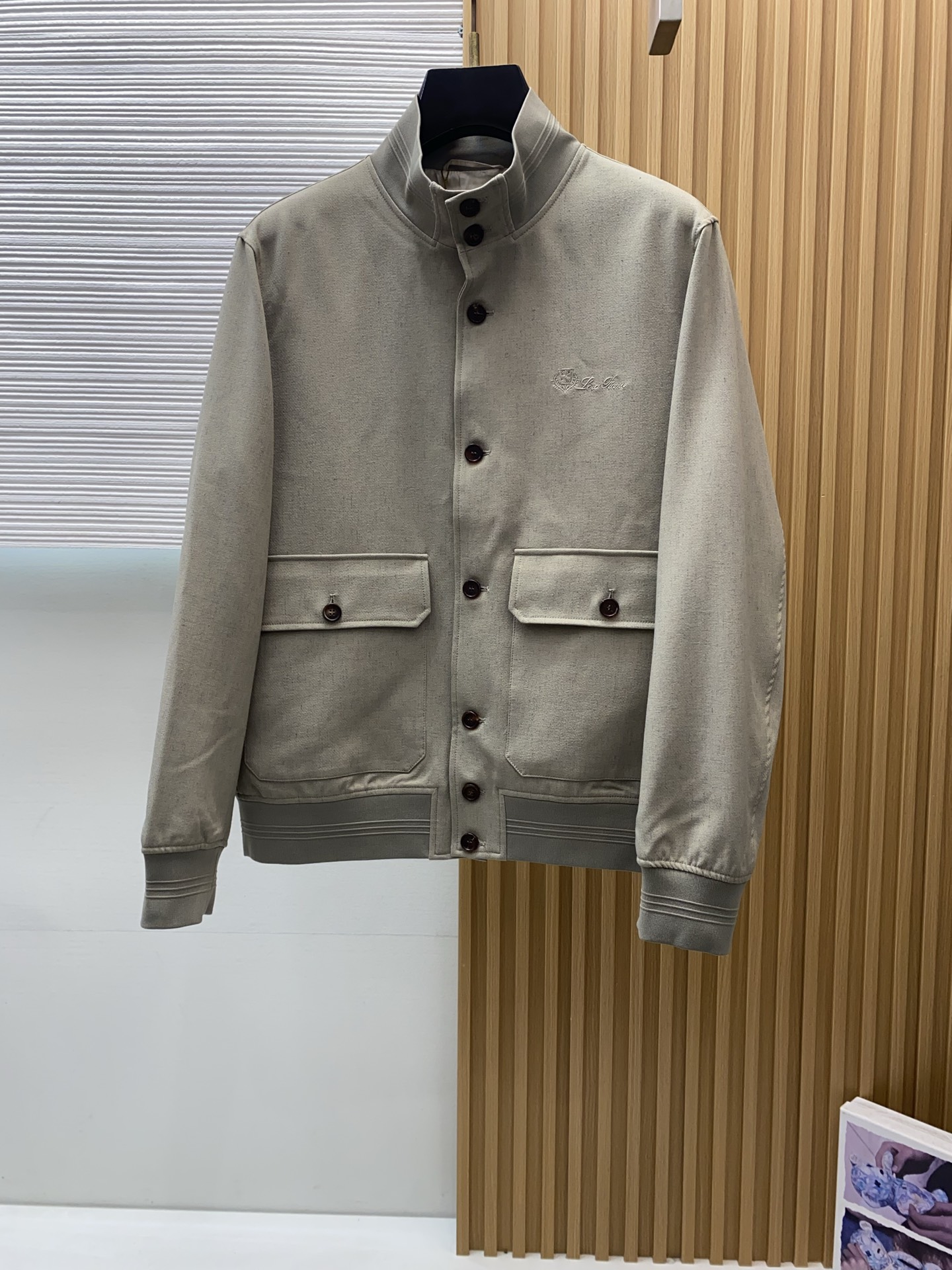 杰尼亚 2026新款男士休闲定制夹克外套。穿上简约干练的休闲外套，又是活力满满的状态，麻棉面料全部需要定