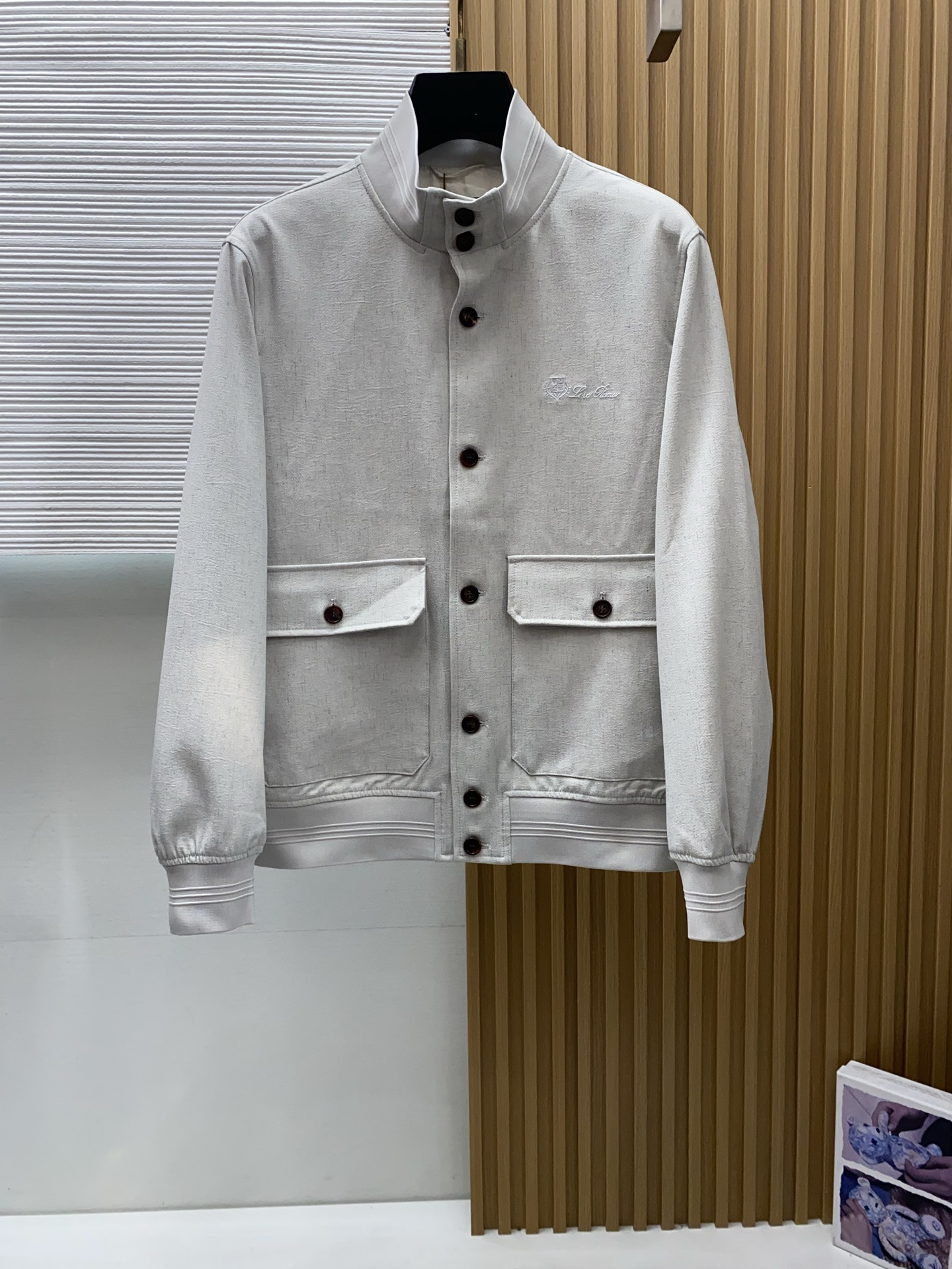 杰尼亚 2026新款男士休闲定制夹克外套。穿上简约干练的休闲外套，又是活力满满的状态，麻棉面料全部需要定