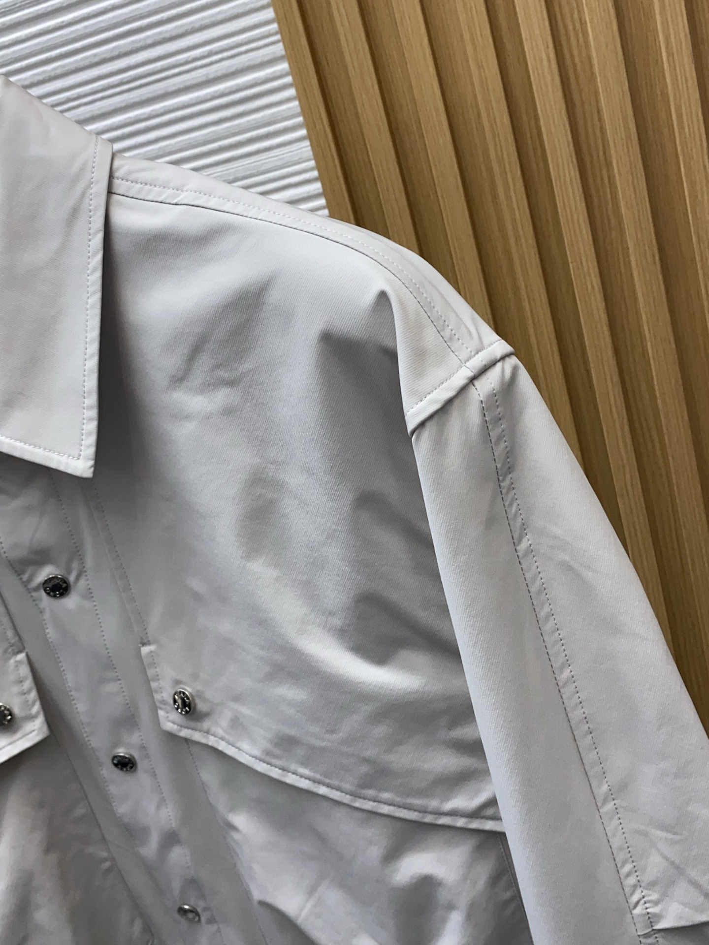 Loro piana 诺悠翩雅 2026新款男士休闲定制夹克外套。穿上简约干练的休闲外套，又是活力满满的