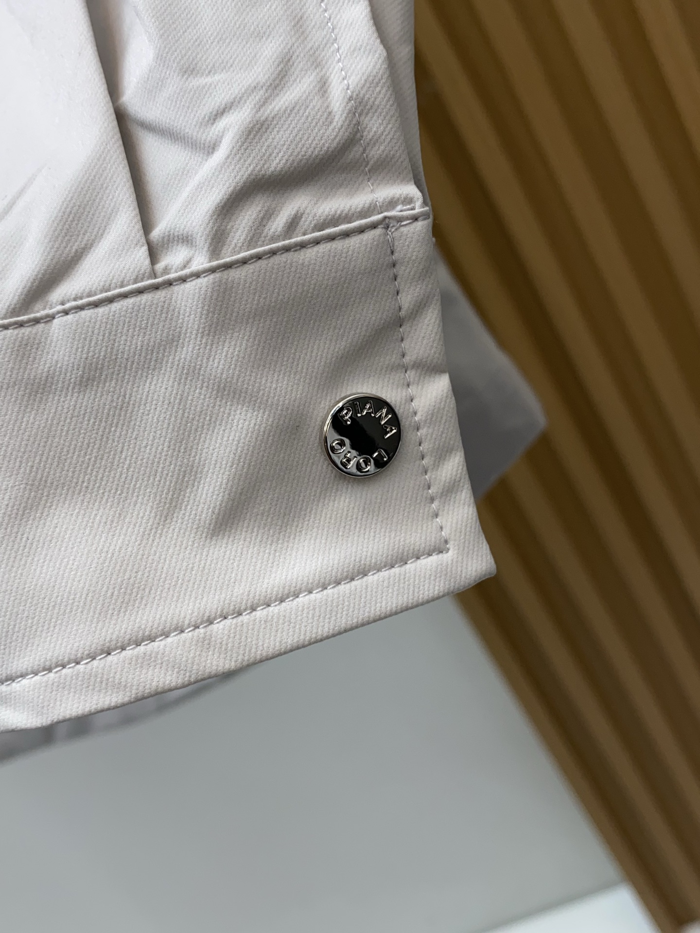 Loro piana 诺悠翩雅 2026新款男士休闲定制夹克外套。穿上简约干练的休闲外套，又是活力满满的