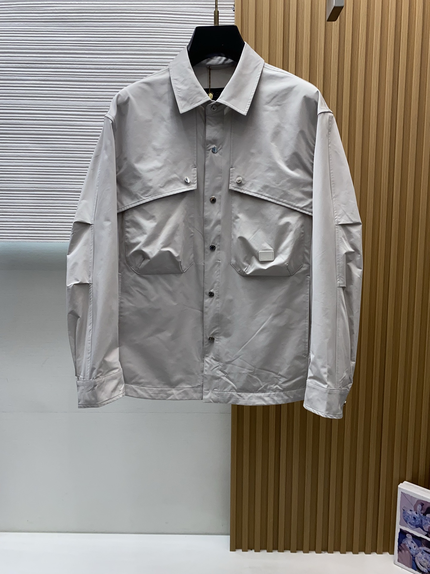 Loro piana 诺悠翩雅 2026新款男士休闲定制夹克外套。穿上简约干练的休闲外套，又是活力满满的