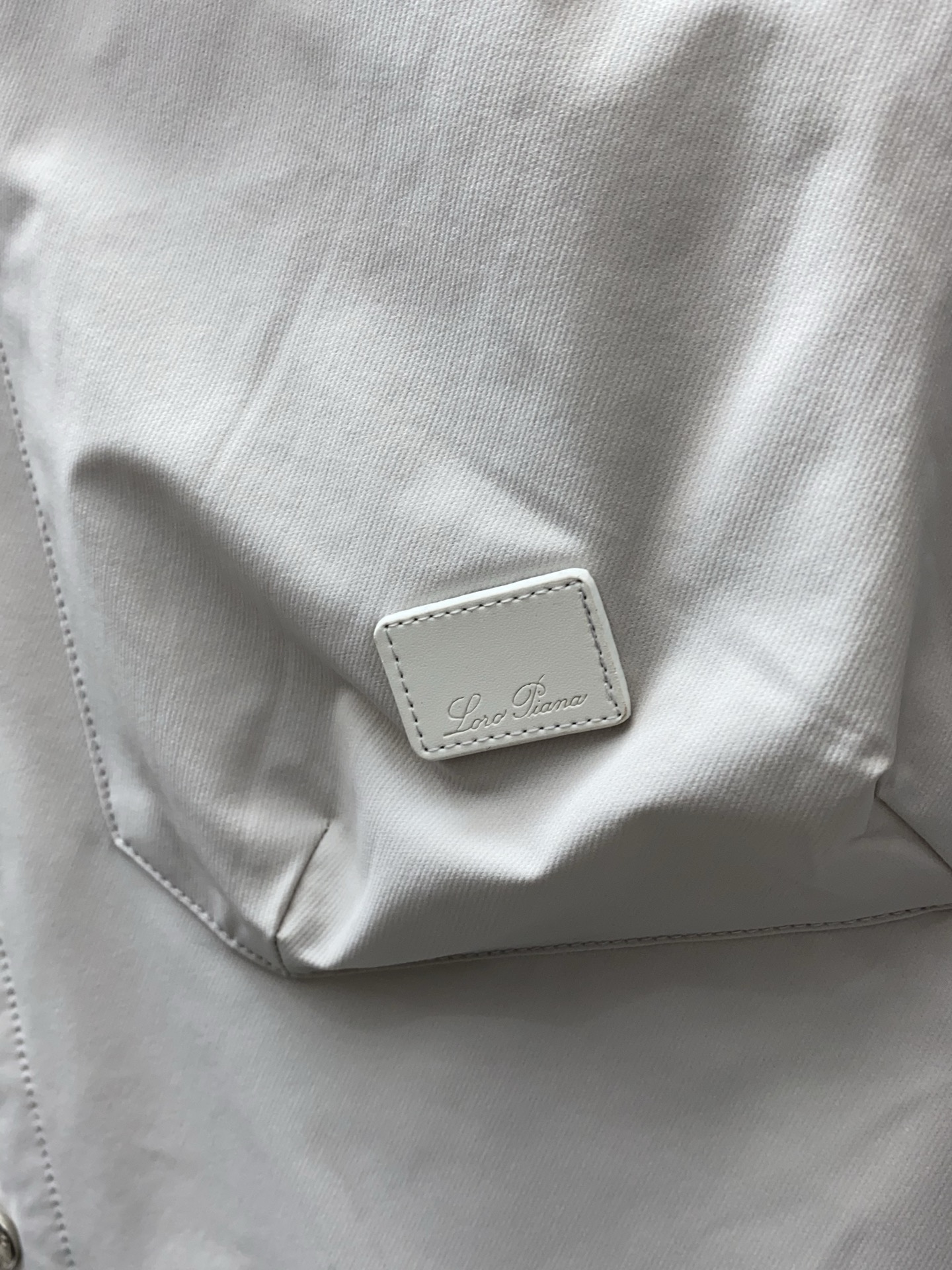 Loro piana 诺悠翩雅 2026新款男士休闲定制夹克外套。穿上简约干练的休闲外套，又是活力满满的