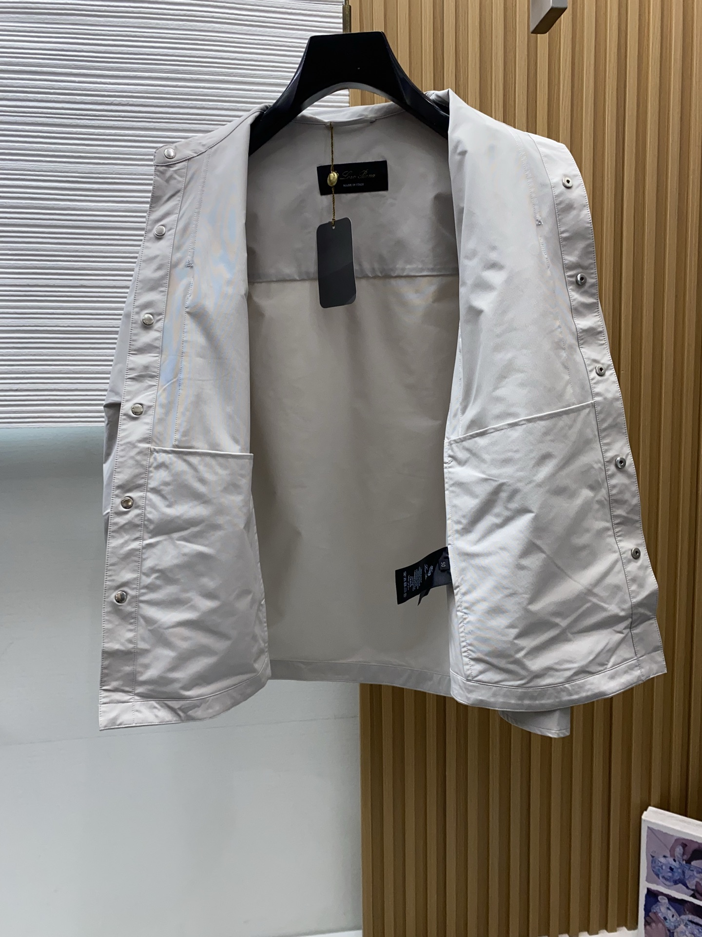 Loro piana 诺悠翩雅 2026新款男士休闲定制夹克外套。穿上简约干练的休闲外套，又是活力满满的