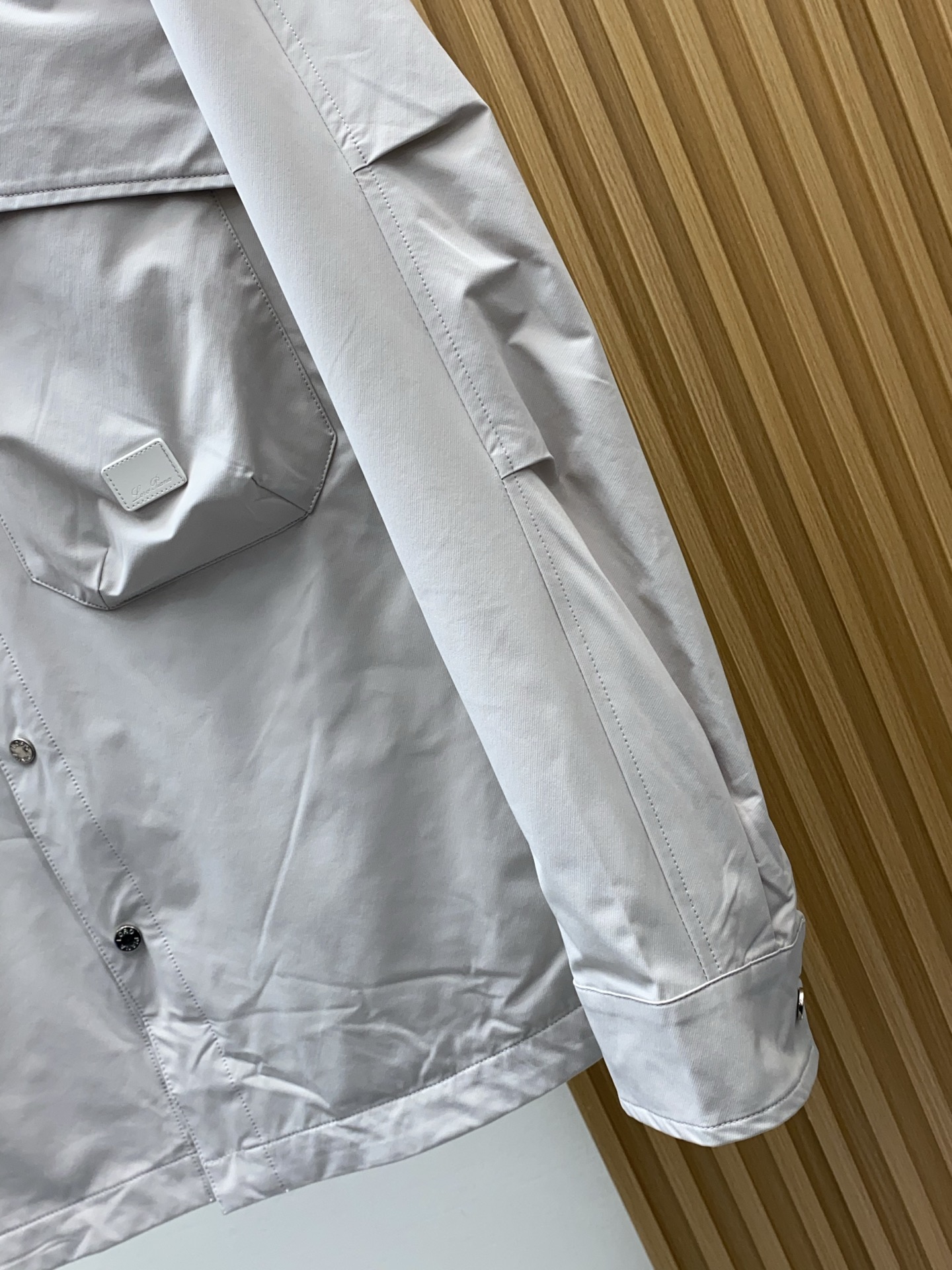 Loro piana 诺悠翩雅 2026新款男士休闲定制夹克外套。穿上简约干练的休闲外套，又是活力满满的