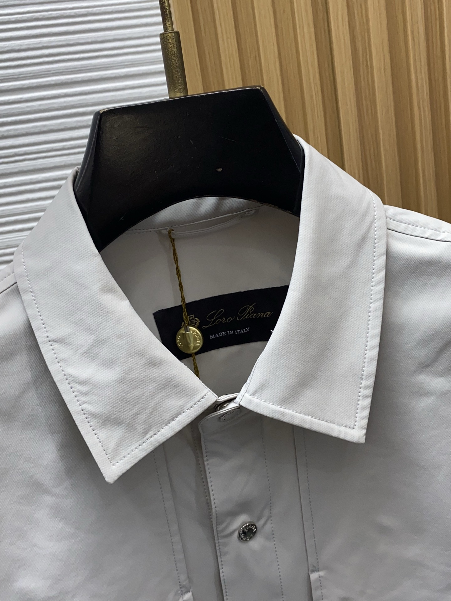 Loro piana 诺悠翩雅 2026新款男士休闲定制夹克外套。穿上简约干练的休闲外套，又是活力满满的