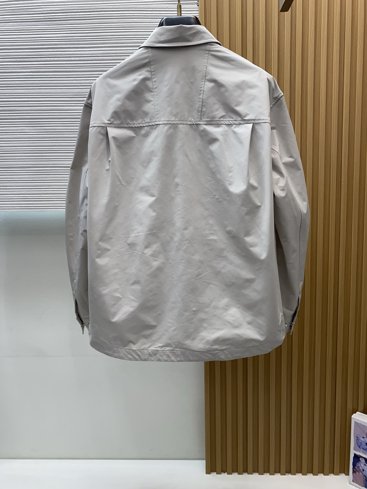 Loro piana 诺悠翩雅 2026新款男士休闲定制夹克外套。穿上简约干练的休闲外套，又是活力满满的