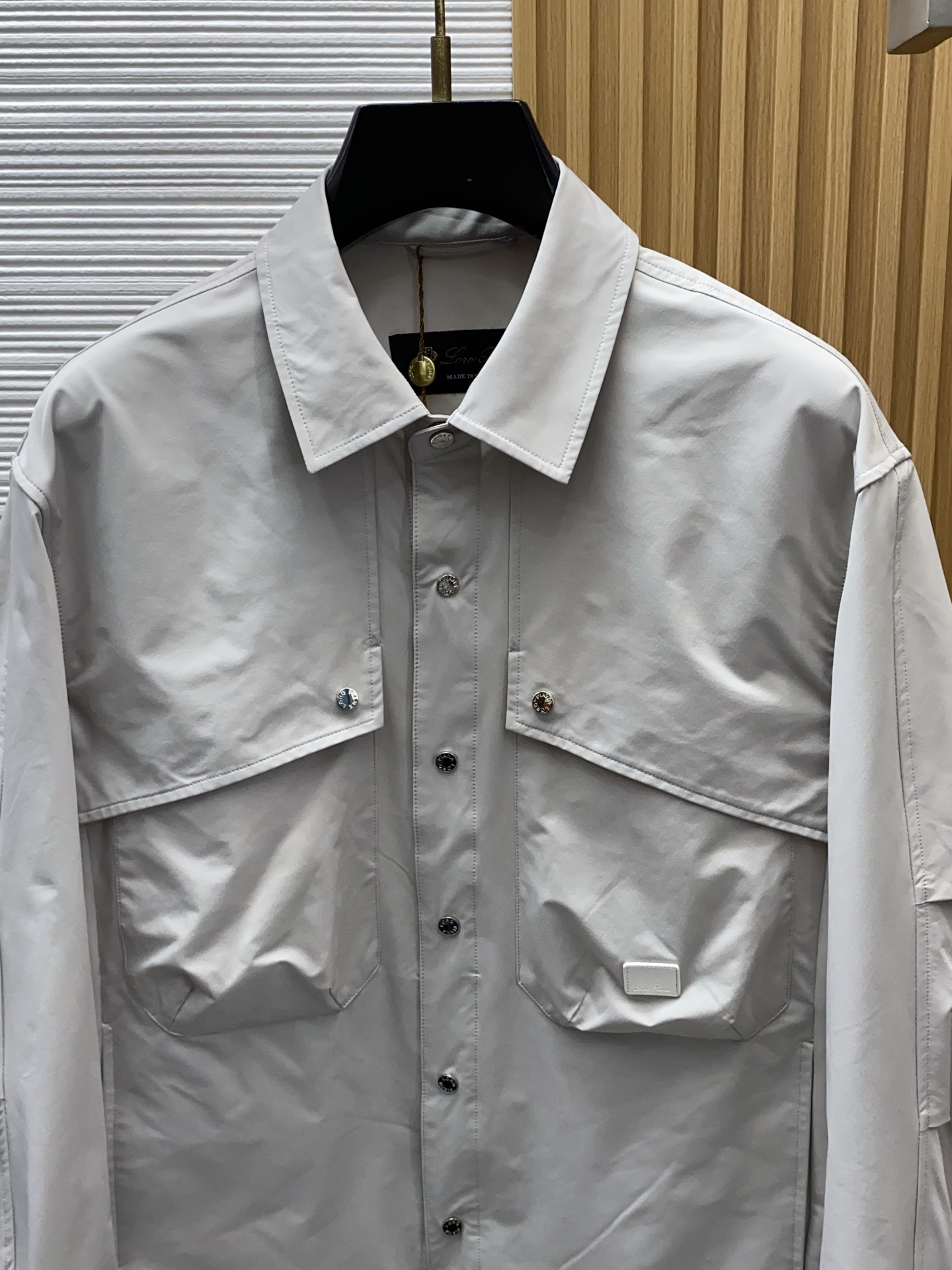 Loro piana 诺悠翩雅 2026新款男士休闲定制夹克外套。穿上简约干练的休闲外套，又是活力满满的
