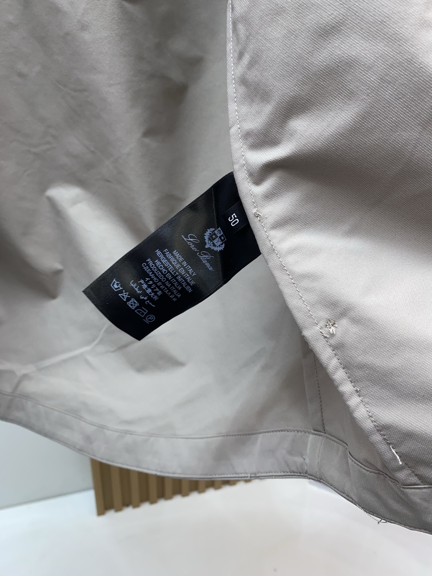 Loro piana 诺悠翩雅 2026新款男士休闲定制夹克外套。穿上简约干练的休闲外套，又是活力满满的