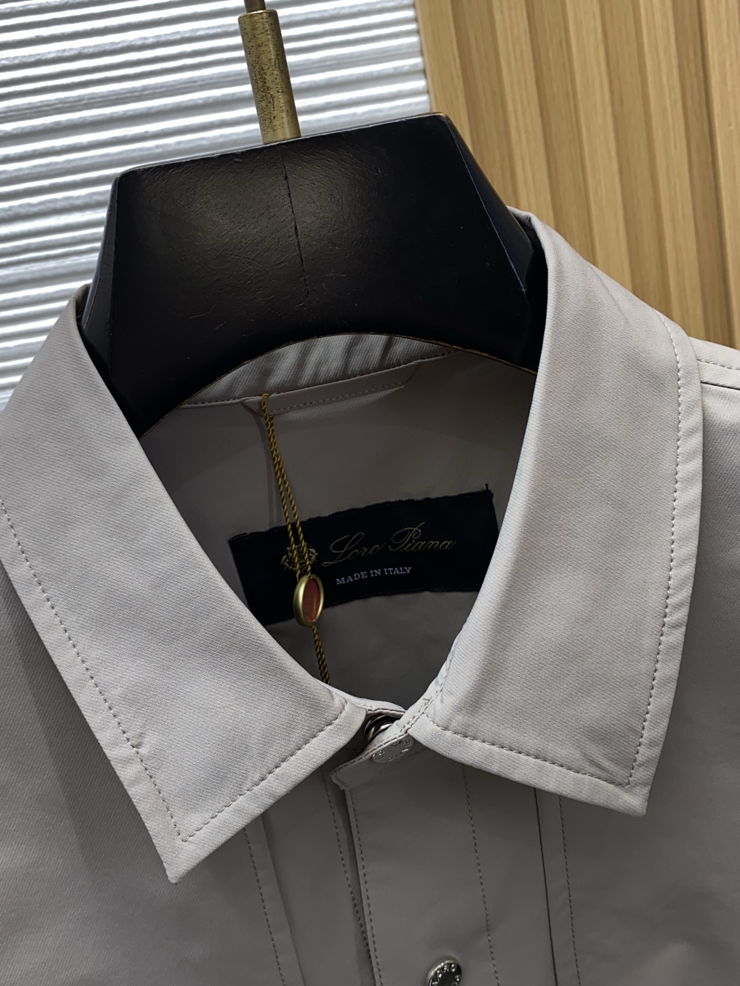 Loro piana 诺悠翩雅 2026新款男士休闲定制夹克外套。穿上简约干练的休闲外套，又是活力满满的