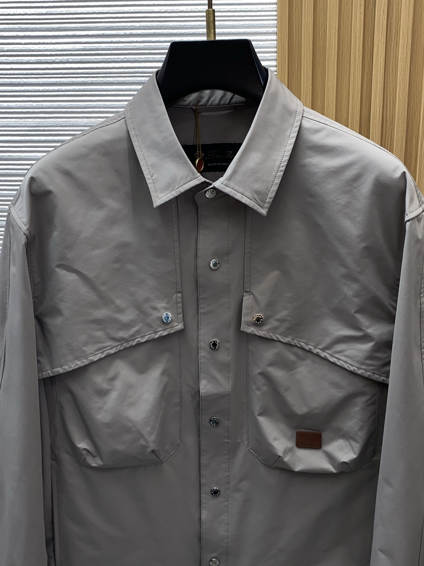 Loro piana 诺悠翩雅 2026新款男士休闲定制夹克外套。穿上简约干练的休闲外套，又是活力满满的