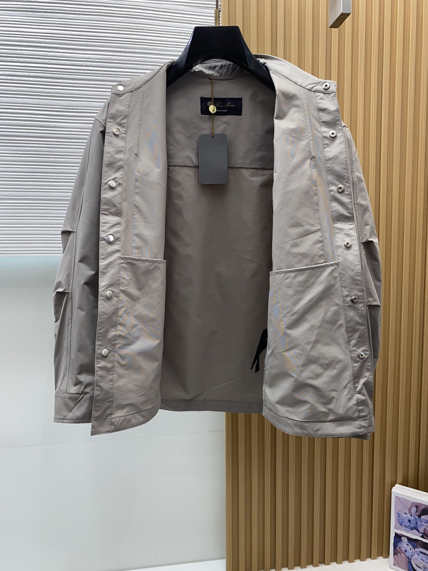 Loro piana 诺悠翩雅 2026新款男士休闲定制夹克外套。穿上简约干练的休闲外套，又是活力满满的