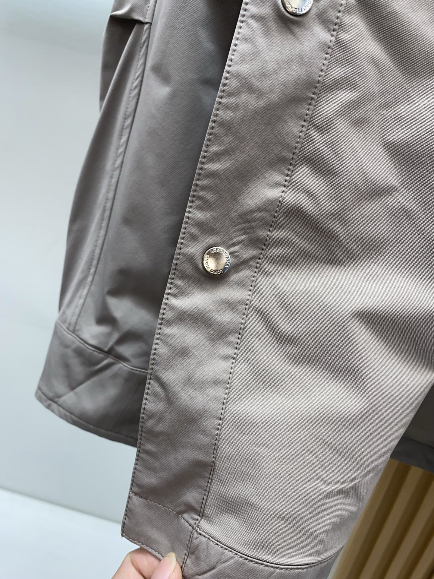 Loro piana 诺悠翩雅 2026新款男士休闲定制夹克外套。穿上简约干练的休闲外套，又是活力满满的