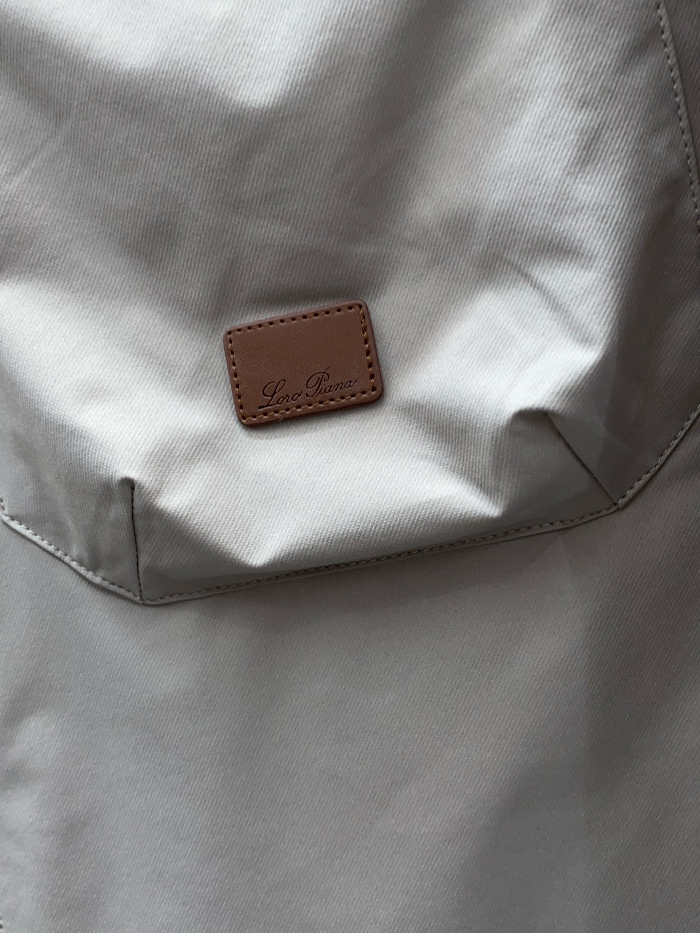 Loro piana 诺悠翩雅 2026新款男士休闲定制夹克外套。穿上简约干练的休闲外套，又是活力满满的