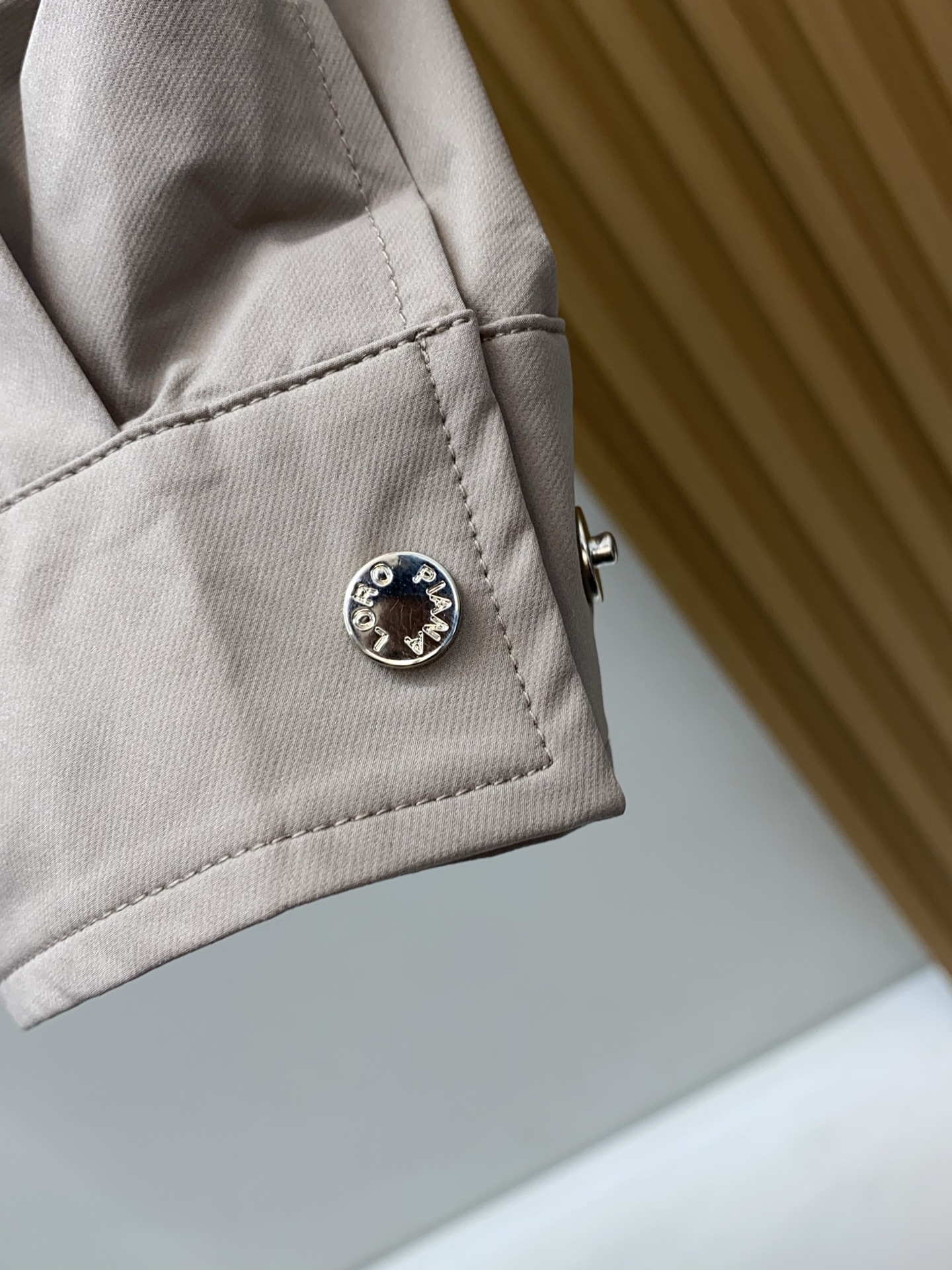 Loro piana 诺悠翩雅 2026新款男士休闲定制夹克外套。穿上简约干练的休闲外套，又是活力满满的