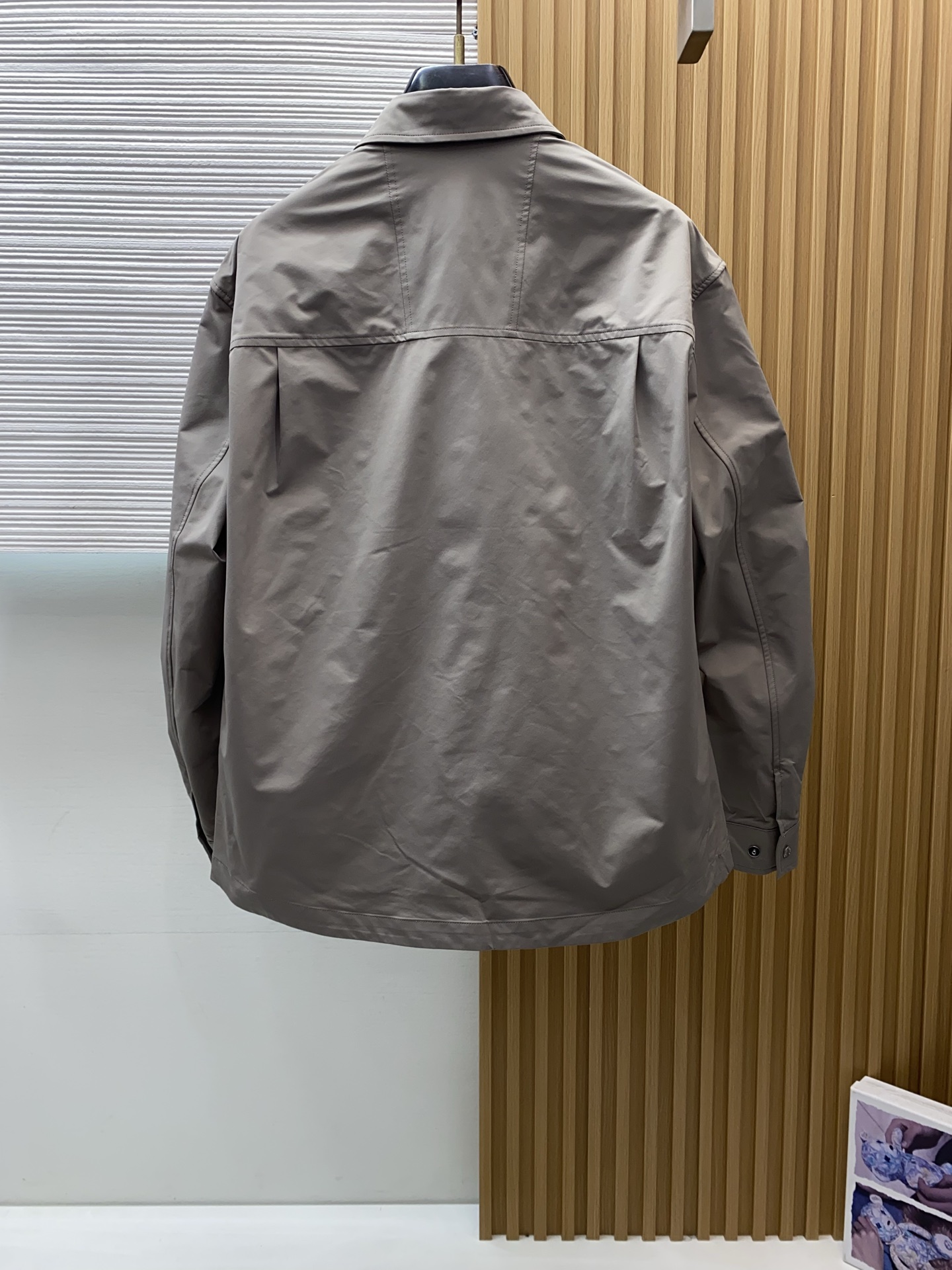 Loro piana 诺悠翩雅 2026新款男士休闲定制夹克外套。穿上简约干练的休闲外套，又是活力满满的