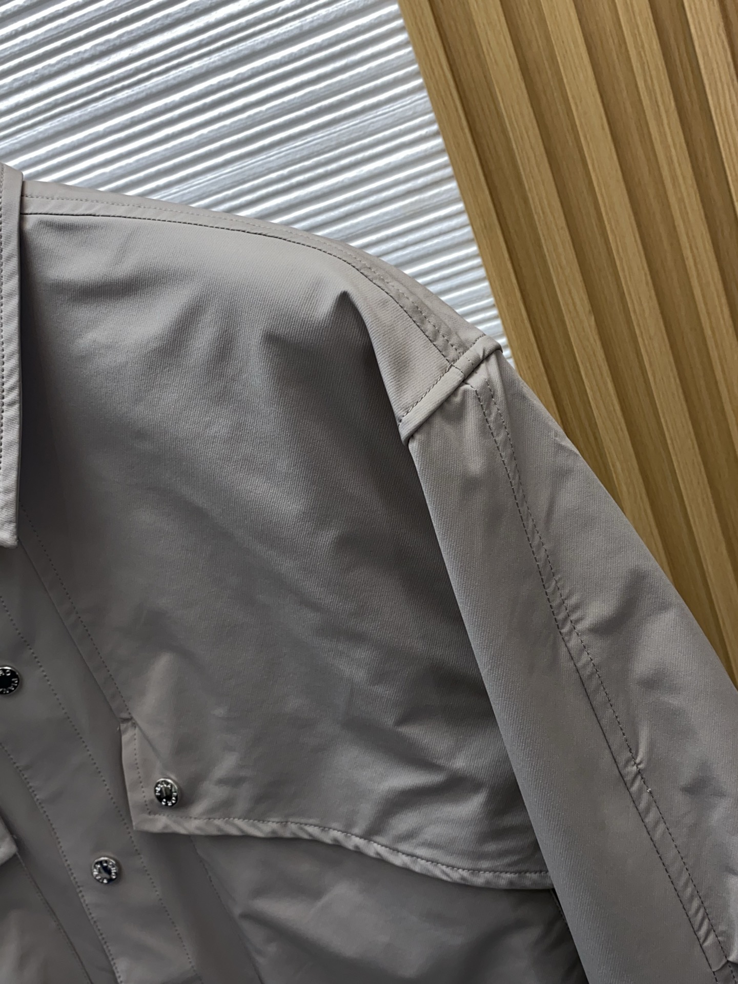 Loro piana 诺悠翩雅 2026新款男士休闲定制夹克外套。穿上简约干练的休闲外套，又是活力满满的